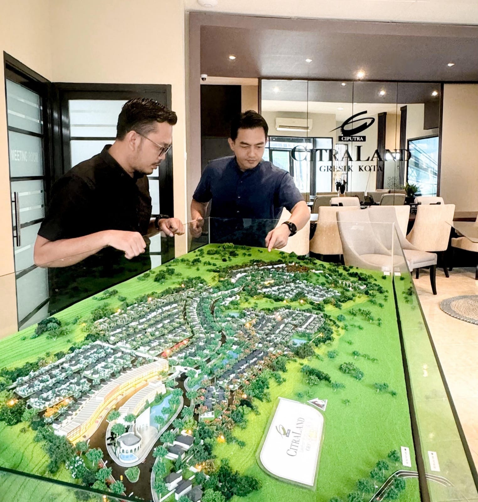 SASAR MIDDLE UP: Gideon Caraka (kanan) bersama Saiqul Umam menjelaskan rencana pembangunan CitraLand Gresik Kota yang akan segera di pasarkan dalam waktu dekat.