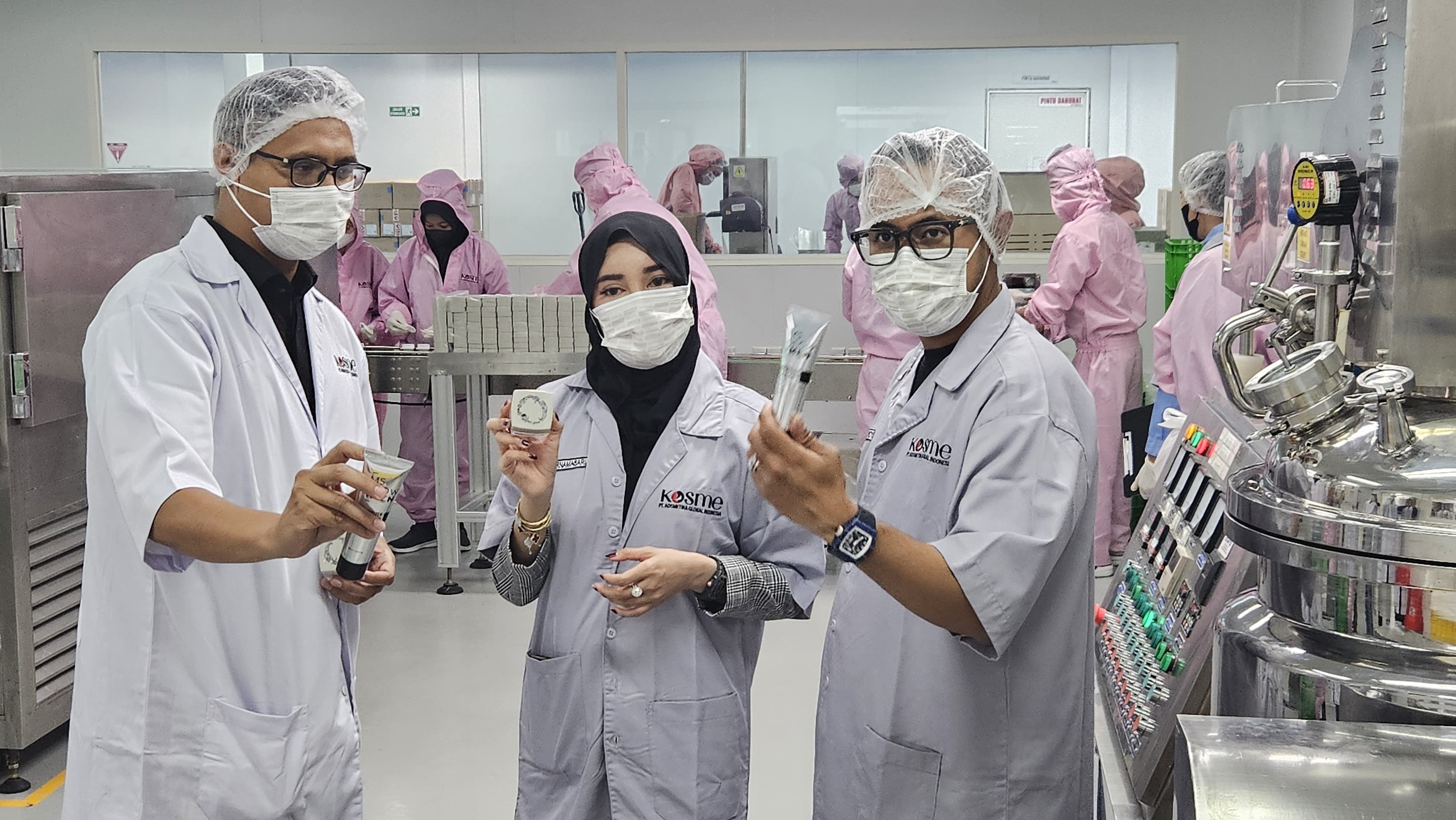 BEAUTY INDUSTRY: Dari kanan, Gilang Pramana, Shandy Purnamasari dan Agung Anggara menunjukan salah satu produk kosmetik yang diproduksi di Maklon, Kosme, saat melakukan factory visit.