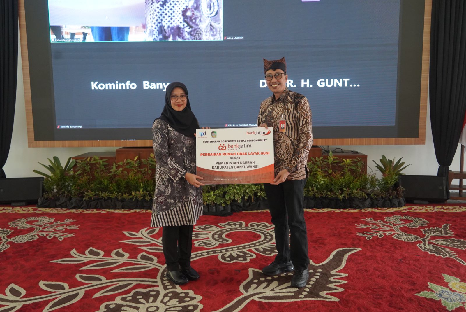 CSR: Penyerahan bantuan Pembangunan RTLH dilakukan secara simbolis oleh Direktur Utama Bank Jatim Busrul Iman kepada Bupati Banyuwangi Ipuk Fiestiandani.