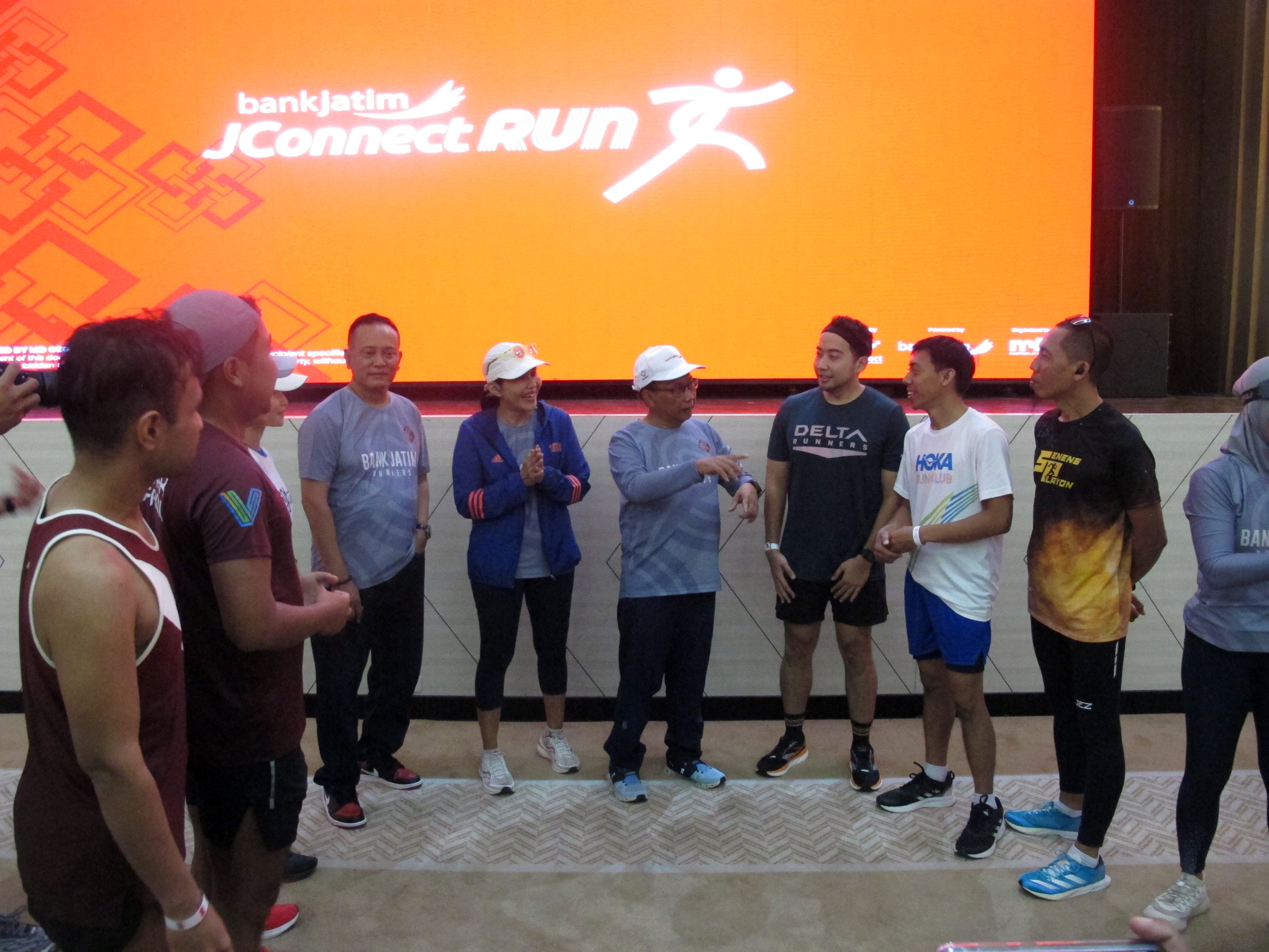 Direktur Operasi bankjatim Arif Suhirman (empat dari kanan) bersama  Direktur Manajemen Risiko Bank Jatim Eko Susetyono (tiga dari kiri) saat berbincang bersama peserta JConnect Run 2024.