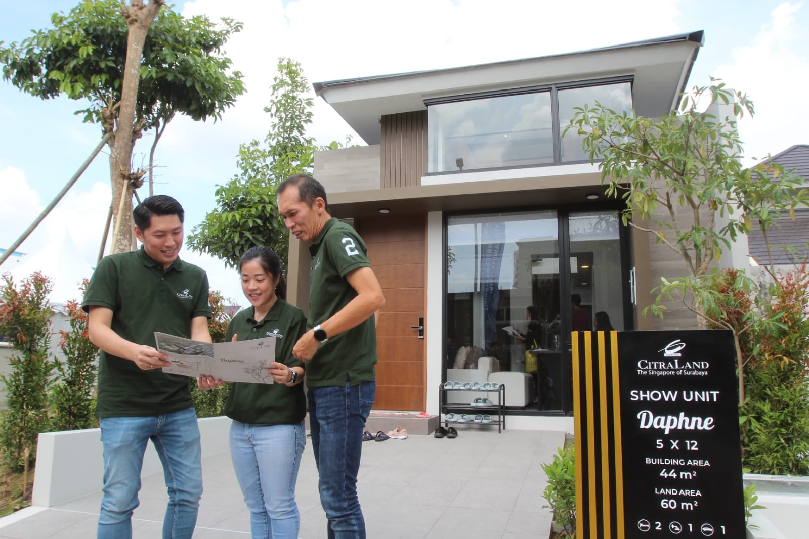 COMPACT HOUSE: Dari kanan, Lauw Hendra, Erlyn Angelina dan Kevyn Hadianto saat meninjau rumah contoh tipe Daphne yang menyasar market kalangan muda.