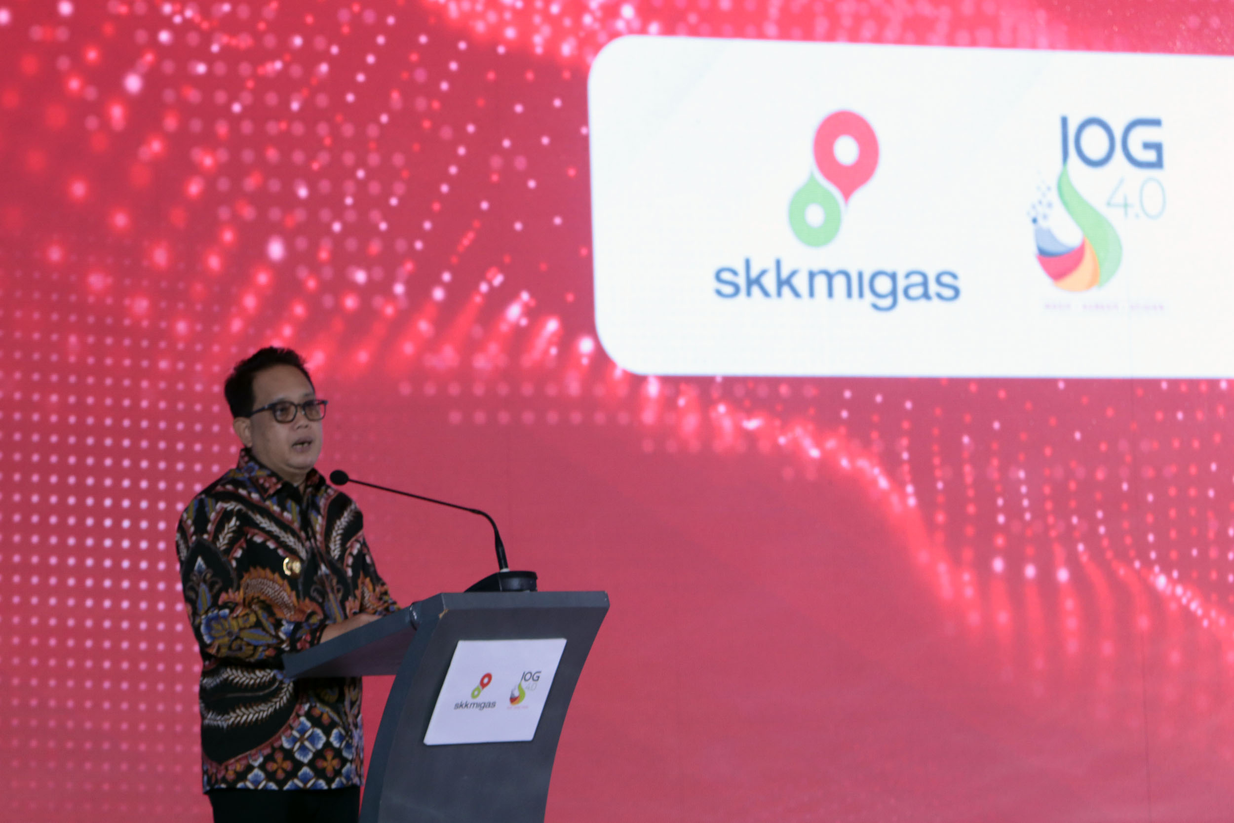 Pj Gubernur Jatim, Adhy Karyono saat memberikan sambutan dalam acara Indonesia Oil and Gas Supply Chain Management (IOG-SCM) Summit 2024 di Hotel Westin Surabaya, Senin (10/6).