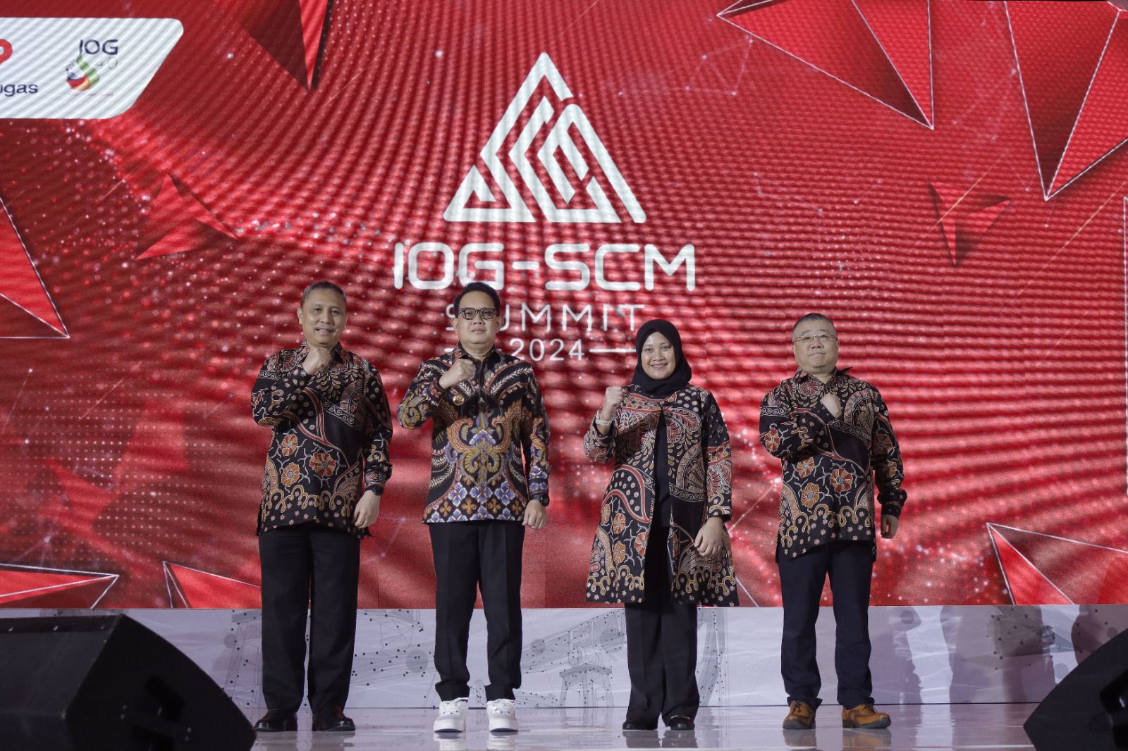 Wakil Kepala SKK Migas Shinta Damayanti (tiga dari kiri) bersama Pj Gubernur Jawa Timur, Adhy Karyono (dua dari kiri) saat pembukaan IOG SCM Summit 2024 di Surabaya, Senin (10/6).