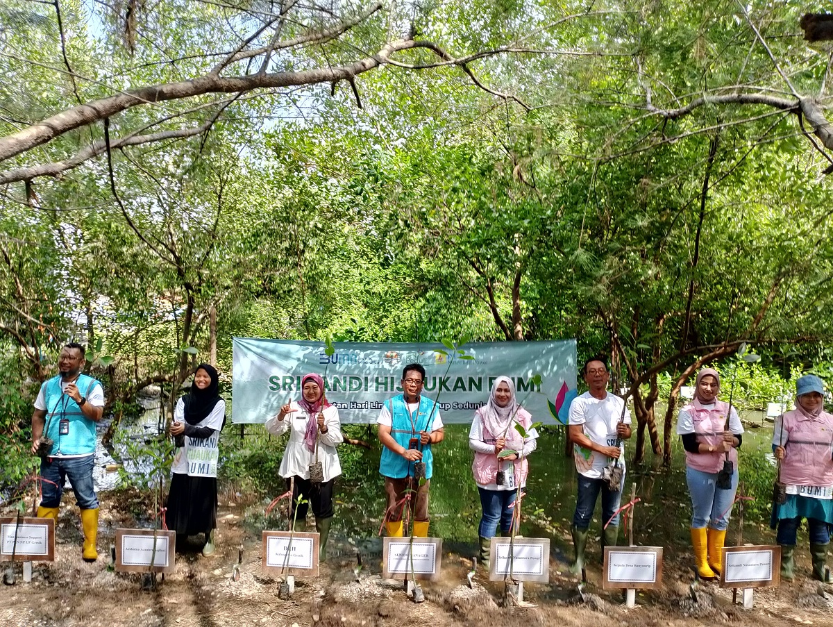 TANGGUNG JAWAB SOSIAL: Pemberian bantuan bibit mangrove menjadi salah satu upaya PLN Nusantara Power UP Gresik untuk mendukung pelestarian lingkungan.