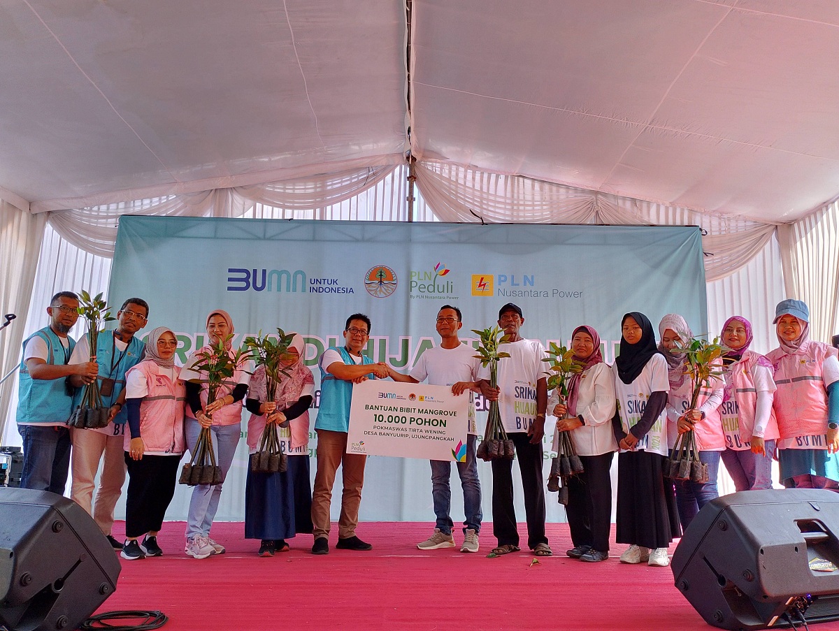 Senior Manager PLN UP Gresik, Mochamad Fauzi Iskandar (enam dari kiri) memberikan bantuan 10.000 bibit mangrove untuk ditanam di Banyuurip Mangrove Center (BMC) Ujungpangkah, Gresik.