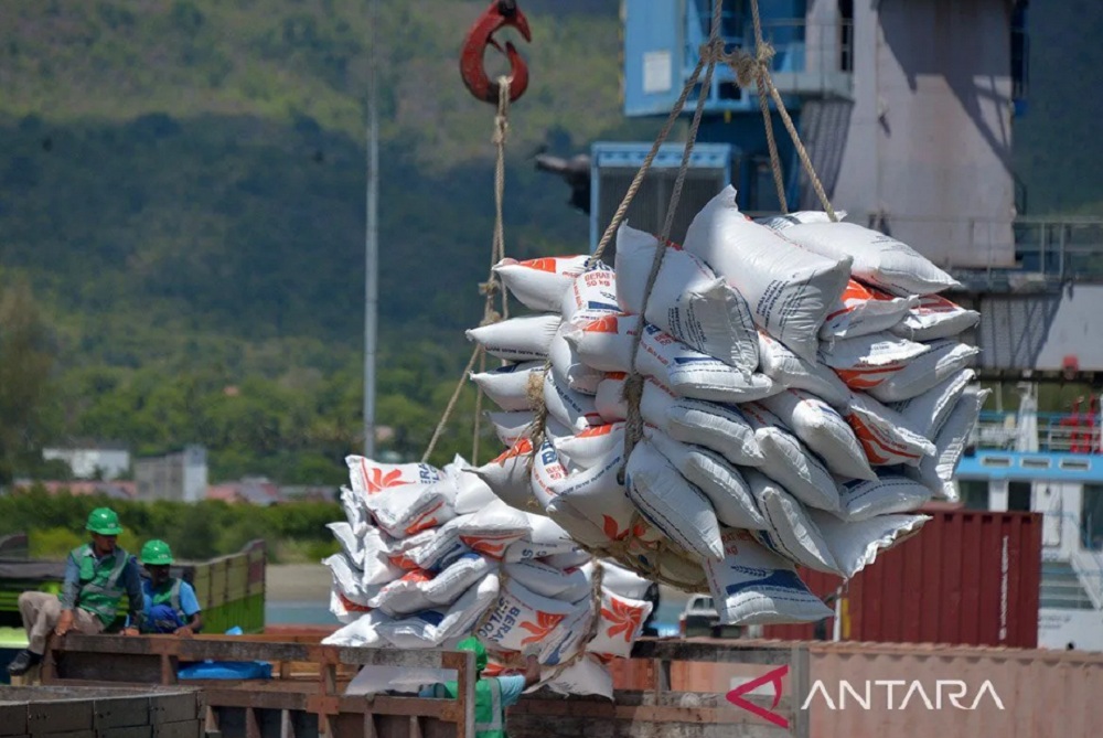 PERKUAT STOK PANGAN: Bongkar muat beras impor untuk pasokan bulog di pelabuhan.