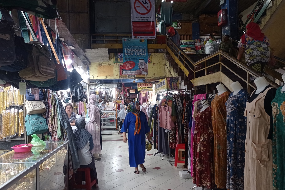 Normalisasi aktivitas masyarakat pasca Idul Fitri menjadi penyebab penjualan eceran terkontraksi.