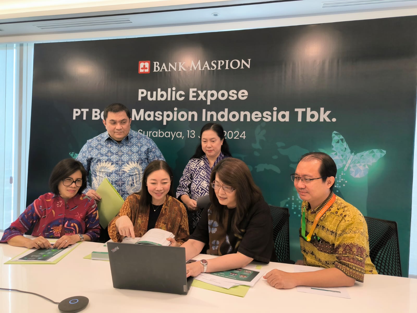 GARAP KORPORASI: Dari kiri, Iis Herijati, Ivan Adrian Sumampow, Kasemsri Charoensiddhi, Deasy Wulaningsih, Theresia Endah Winarni dan Iwan Djayawasita menjelaskan rencana bisnis Bank Maspion ke depan.