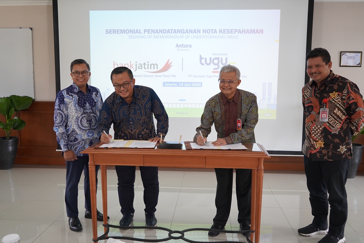 Plt. Direktur Operasi bankjatim Zulhelfi Abidin (dua dari kanan) saat kegiatan penandatanganan MoU tentang layanan jasa keuangan serta asuransi untuk nasabah bankjatim. Bertempat di Wisma Tugu 1 Jakar