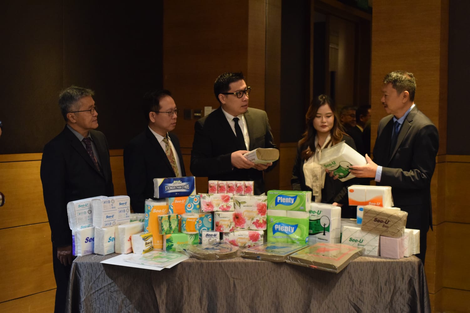 PRODUK BARU: Dari kanan, Hendro Luhur, Alberta Angela, Joseph Sulaiman, Buyung Oktaviano dan Subiantara menunjukkan produk kertas terbaru Gajah Bunga dan beberapa produk lainnya.