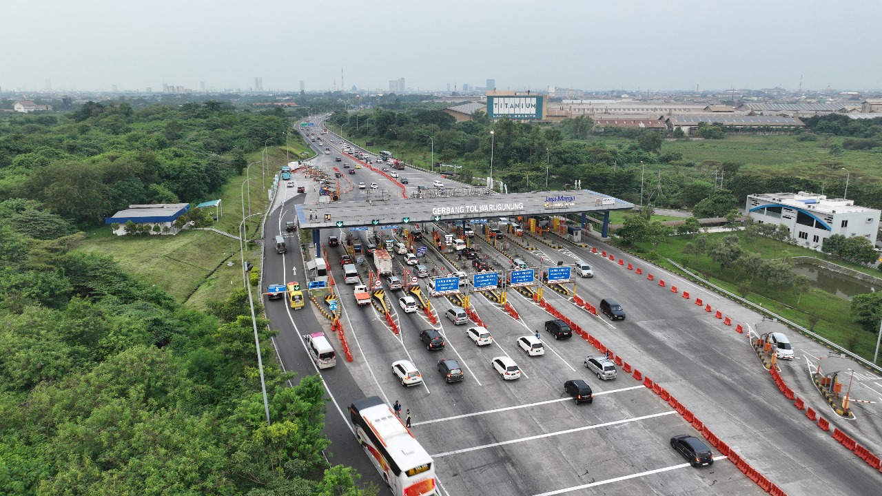 RAMAI: Kepadatan kendaraan tampak di gerbang tol Waru Gunung saat libur Idul Adha.
