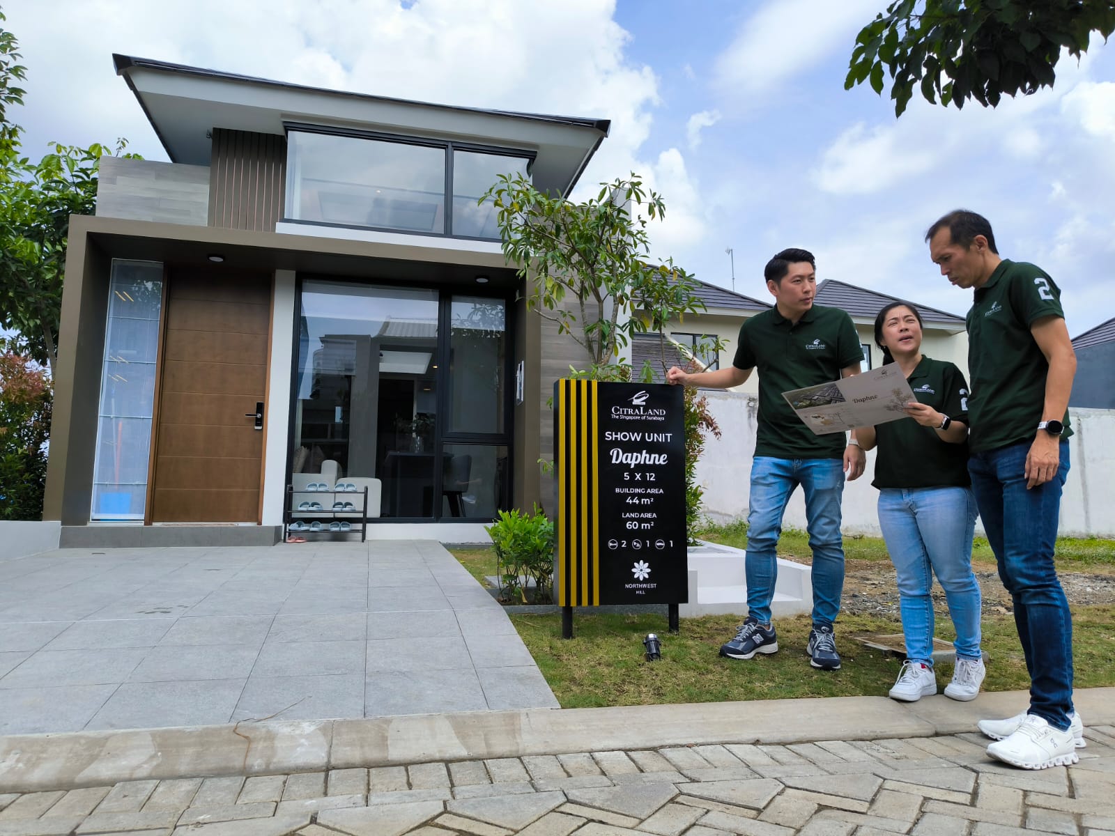 Dari kiri, Kevyn Hadianto, Erlyn Angelina, dan Lauw Hendra saat melihat rumah contoh tipe Daphne di CitraLand Utara.