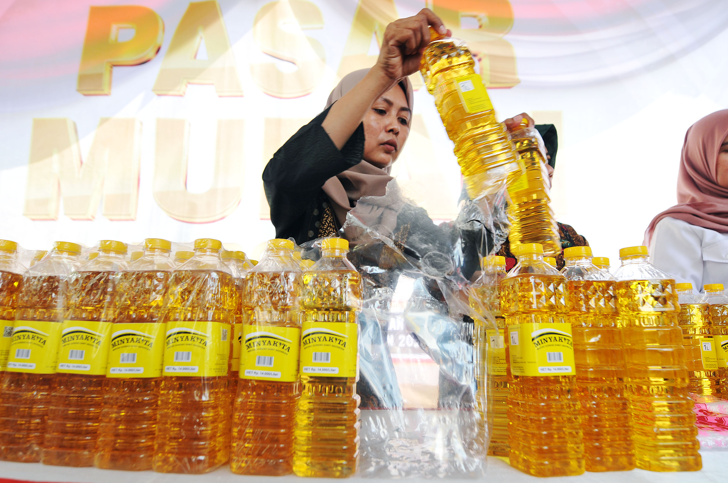 PENYESUAIAN: Menteri Perdagangan Zulkifli Hasan memastikan bahwa harga Minyakita akan dinaikkan.