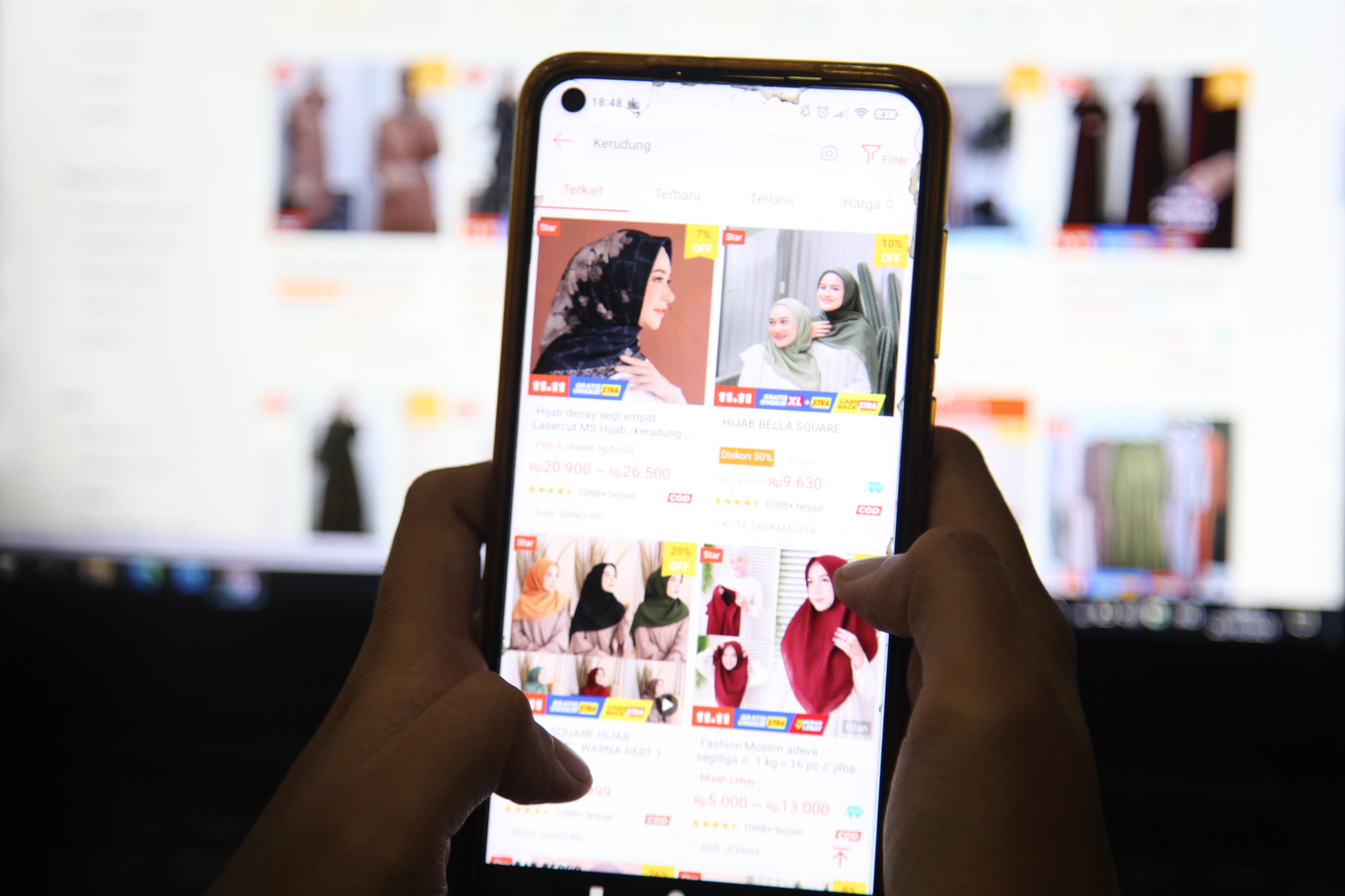 PRIORITASKAN PRODUK LOKAL: Dengan menekan barang impor dijual di e-commerce menjadi peluang UMKM untuk berkembang.