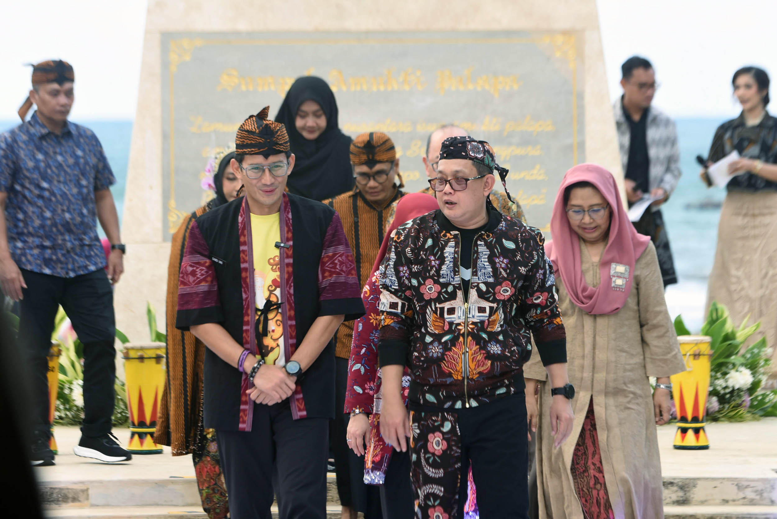 DIBAWA MENDUNIA: Pj Gubernur Jatim Adhy Karyono (kanan) Bersama Menparekraf Sandaiaga Uno dalam East Java Fashion Harmony 2024, yang digelar di Pantai Midodaren, Tulungagung.