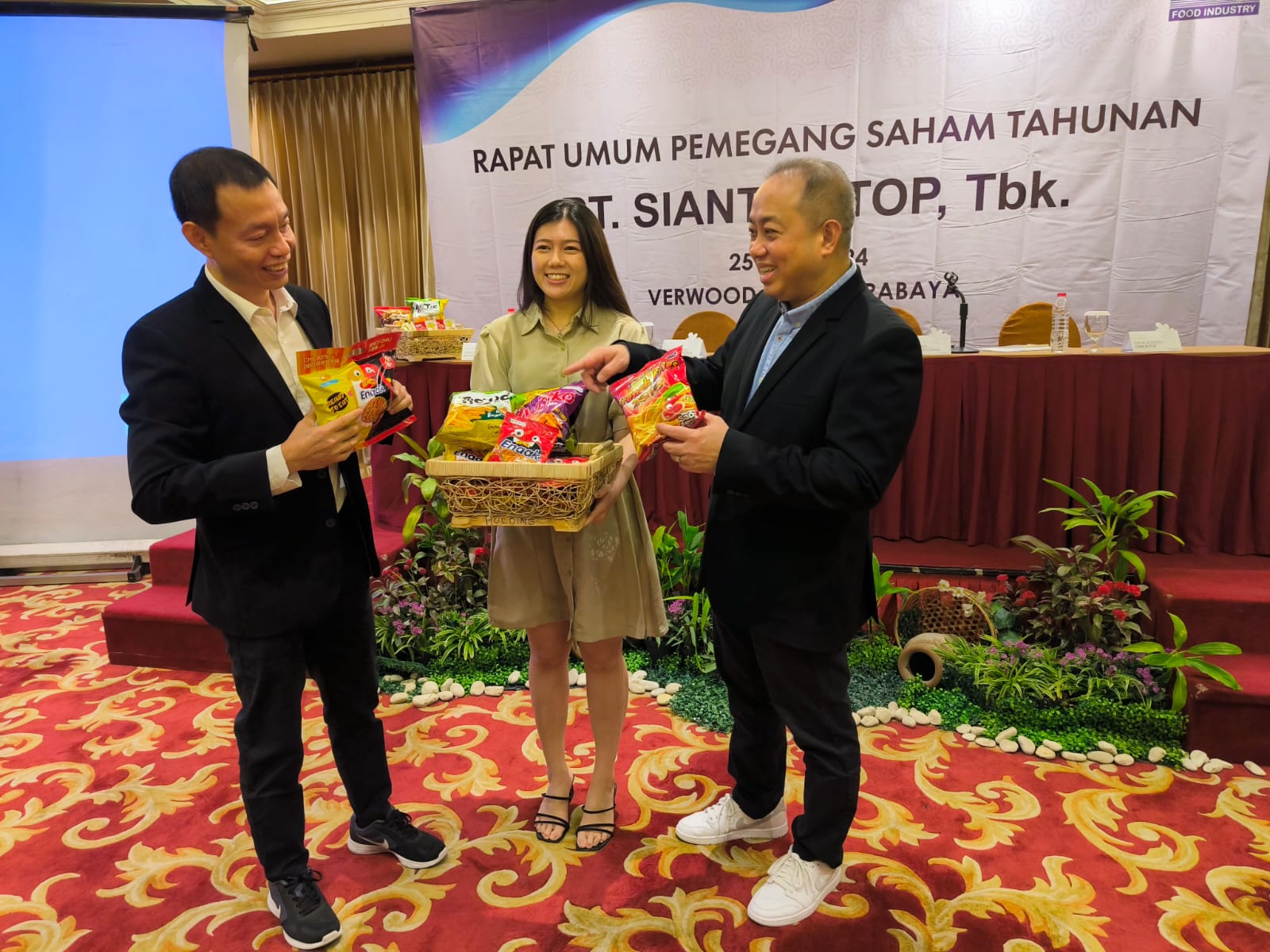 Armin (kiri) dan Suwanto menjelaskan produk unggulan yang siap dipasarkan di domestik maupun ekspor untuk mendukung target pertumbuhan double digit tahun 2024.
