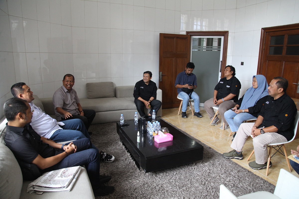 Sejumlah Pimpinan Bulog Kanwil Jatim saat mengunjungi Kantor Radar Surabaya, Rabu (26/6).