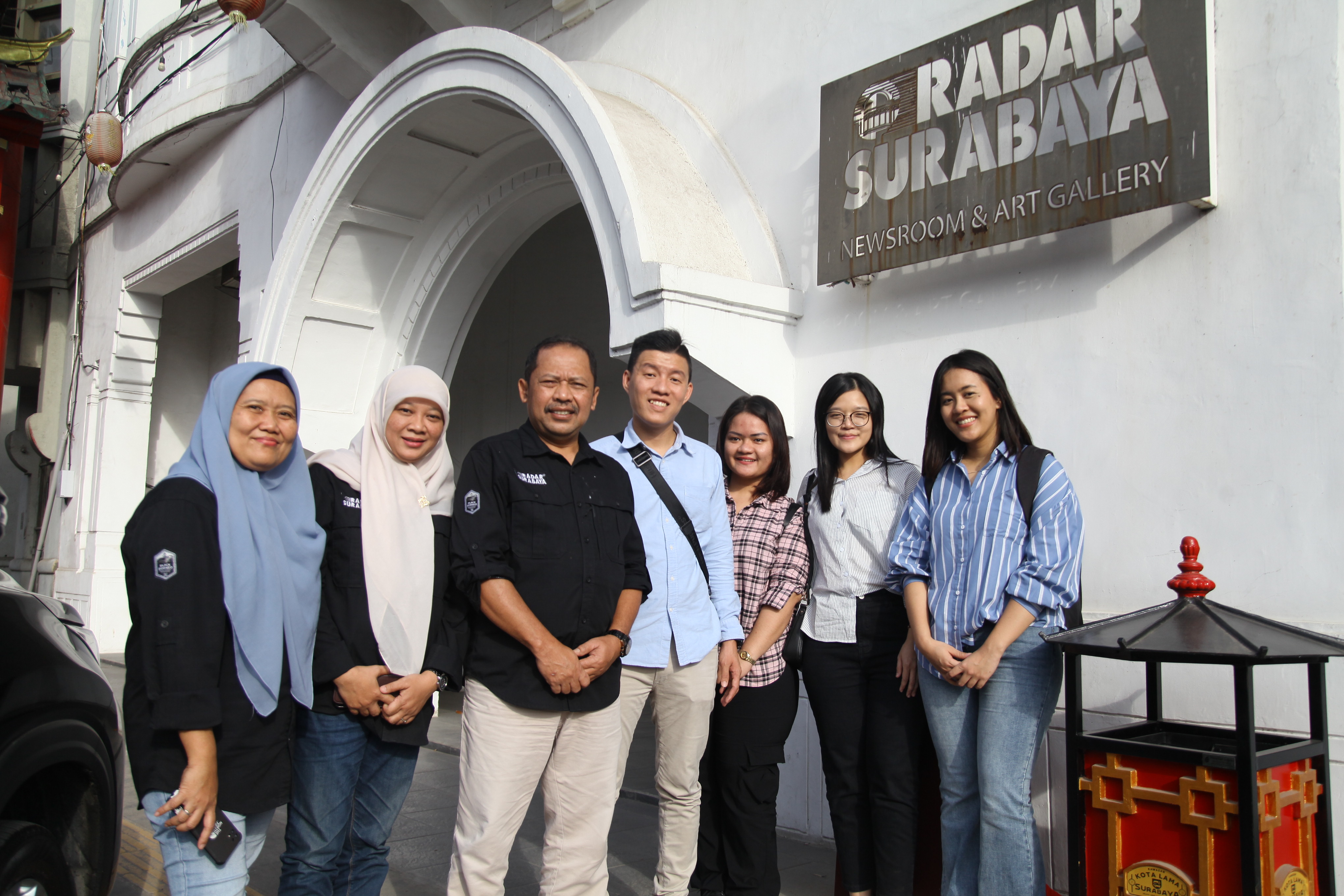 JALIN RELASI: General Manager J&T Express Jawa Timur Denny Lim (empat dari kiri) saat berkunjung ke kantor Radar Surabaya, Rabu (26/6).