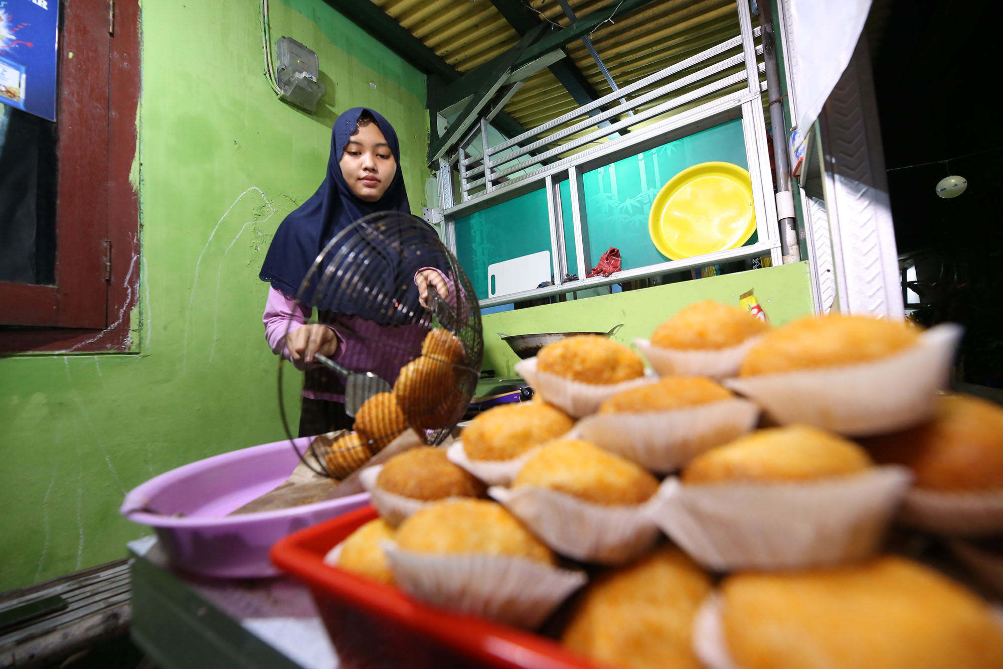 Pelemahan daya beli dan konsumsi berdampak pada menurunnya penyaluran kredit ke UMKM.