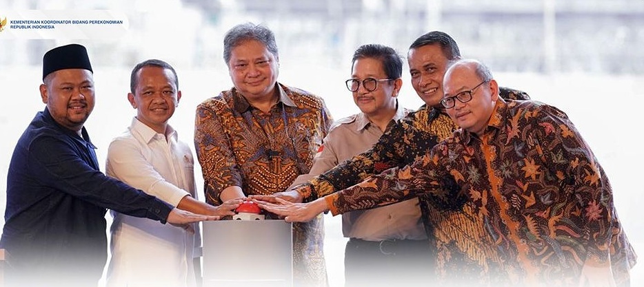 Dari kiri, Bupati Gresik, Menteri Investasi Bahlil Lahadalia, Menko Perekonomian Airlangga Hartarto, Presdir PTFI Tony Wenas, Dirjen Minerba dan Pj Sekda Prov Jatim saat peresmian smelter PTFI.
