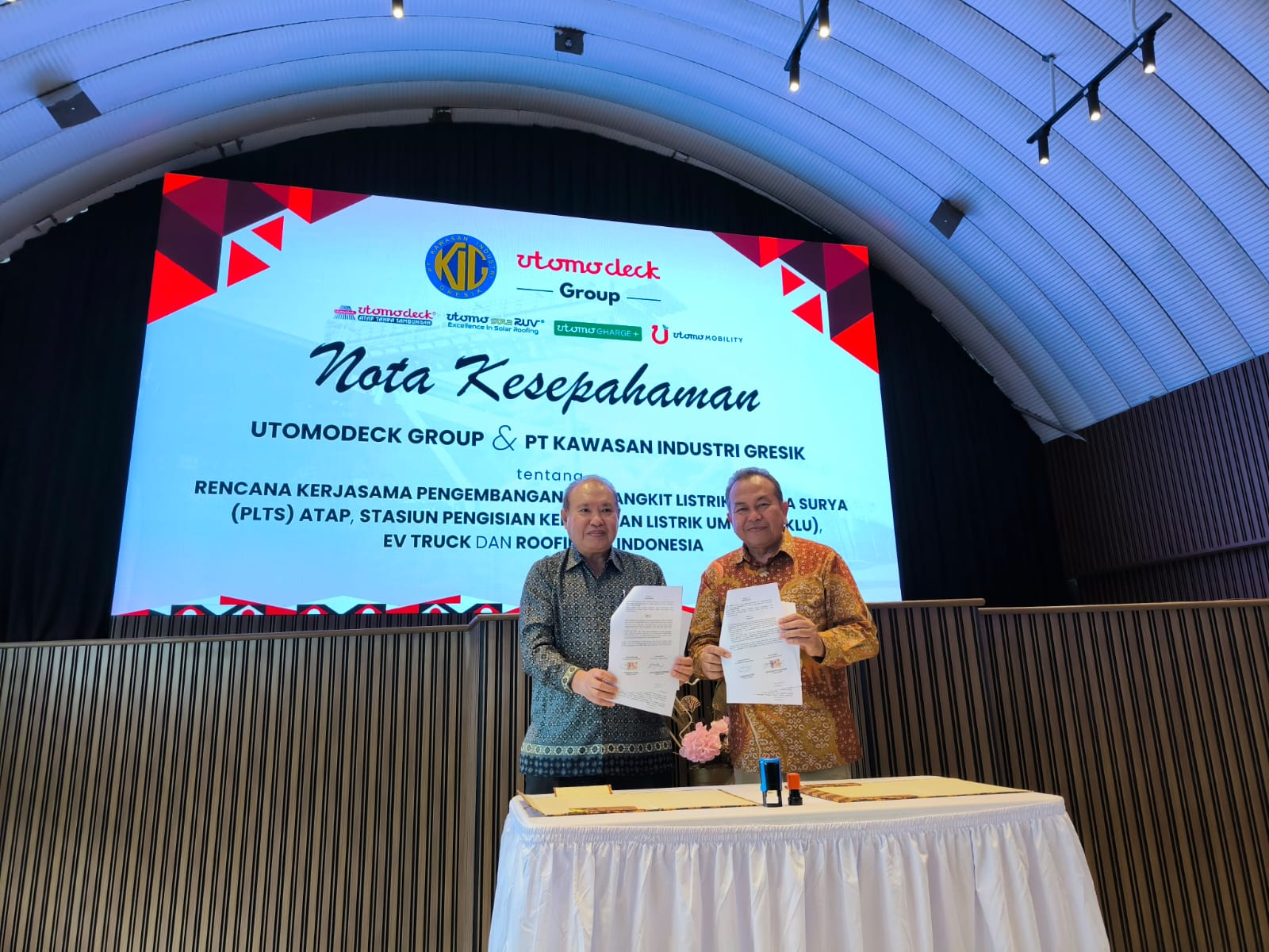 GREEN ENERGY: Darmawan Utomo (kiri) bersama Setyo Nugroho Haribowo menunjukkan Nota Kesepahaman pengembangan energi hijau antara Utomodeck Group dan KIG.