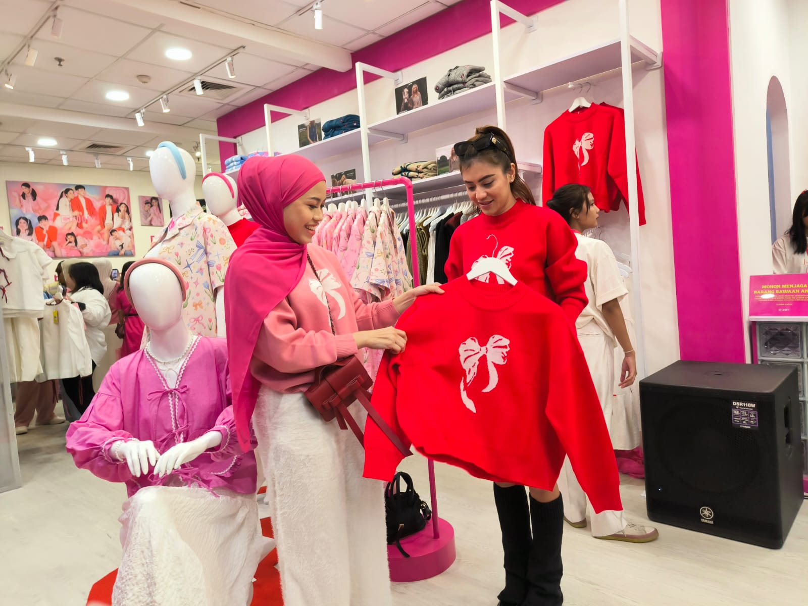 COLORFULL: Karlina Kardi (kiri) menunjukkan salah satu produk Loony pada customer.