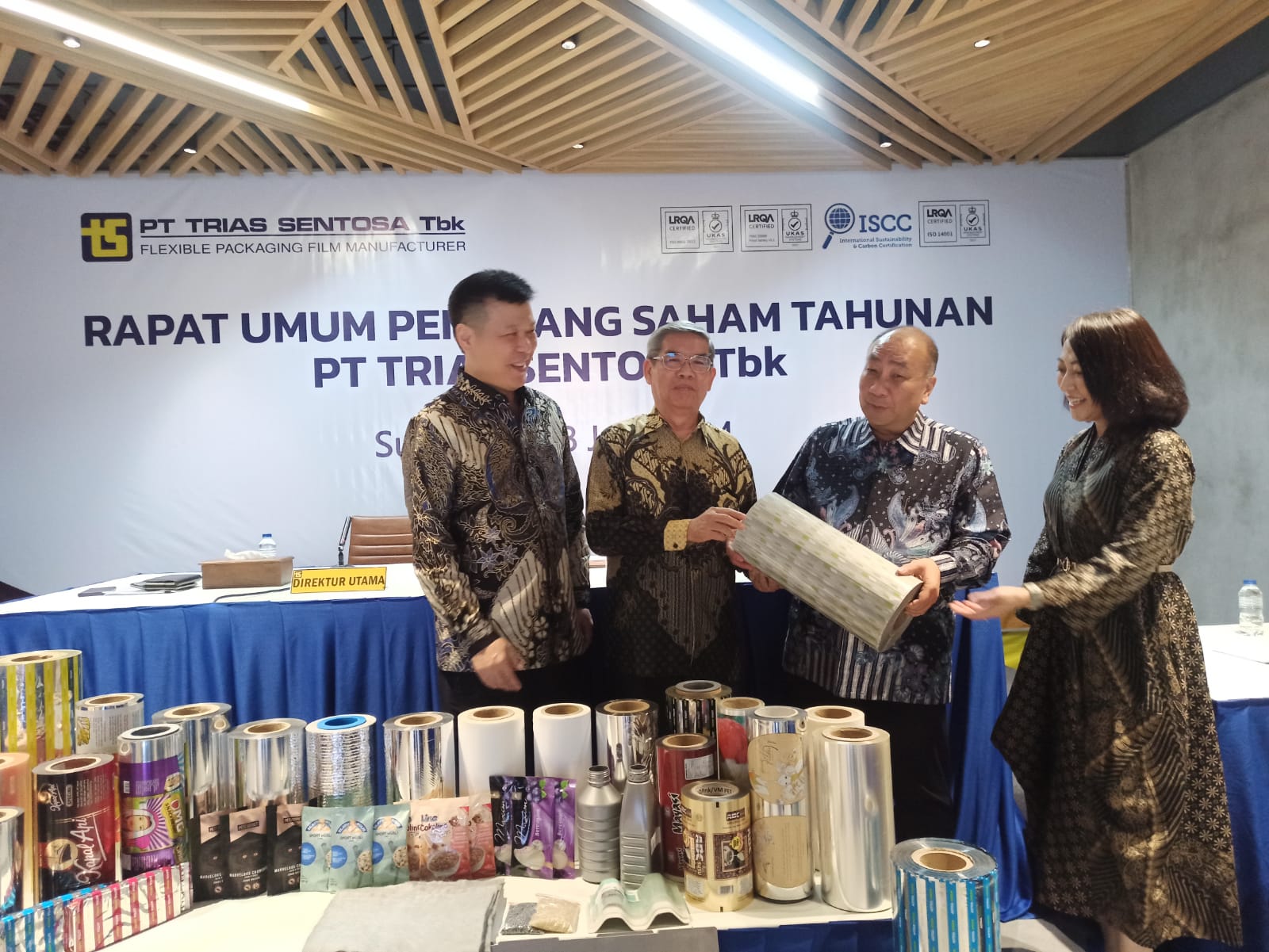 KEJAR PERTUMBUHAN: Sugeng Kurniawan (dua dari kiri) bersama Hananto (tiga dari kiri) menunjukkan produk unggulan TRST yang siap dipasarkan di dalam dan luar negeri.