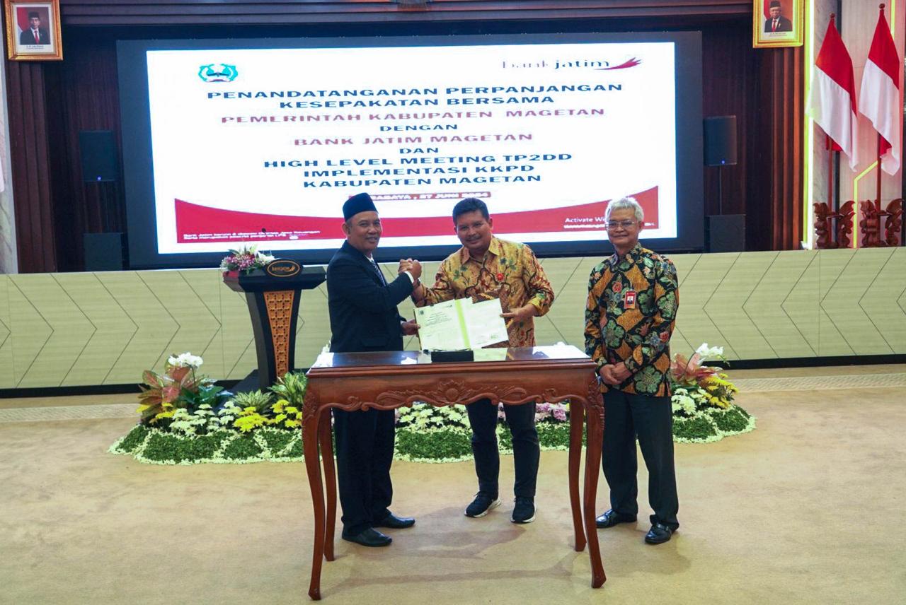 Dari kiri, Hergunadi, Koerniawan Prijambodo dan Zulhelfi Abidin dalam penandatanganan perpanjangan nota kesepahaman layanan jasa keuangan.