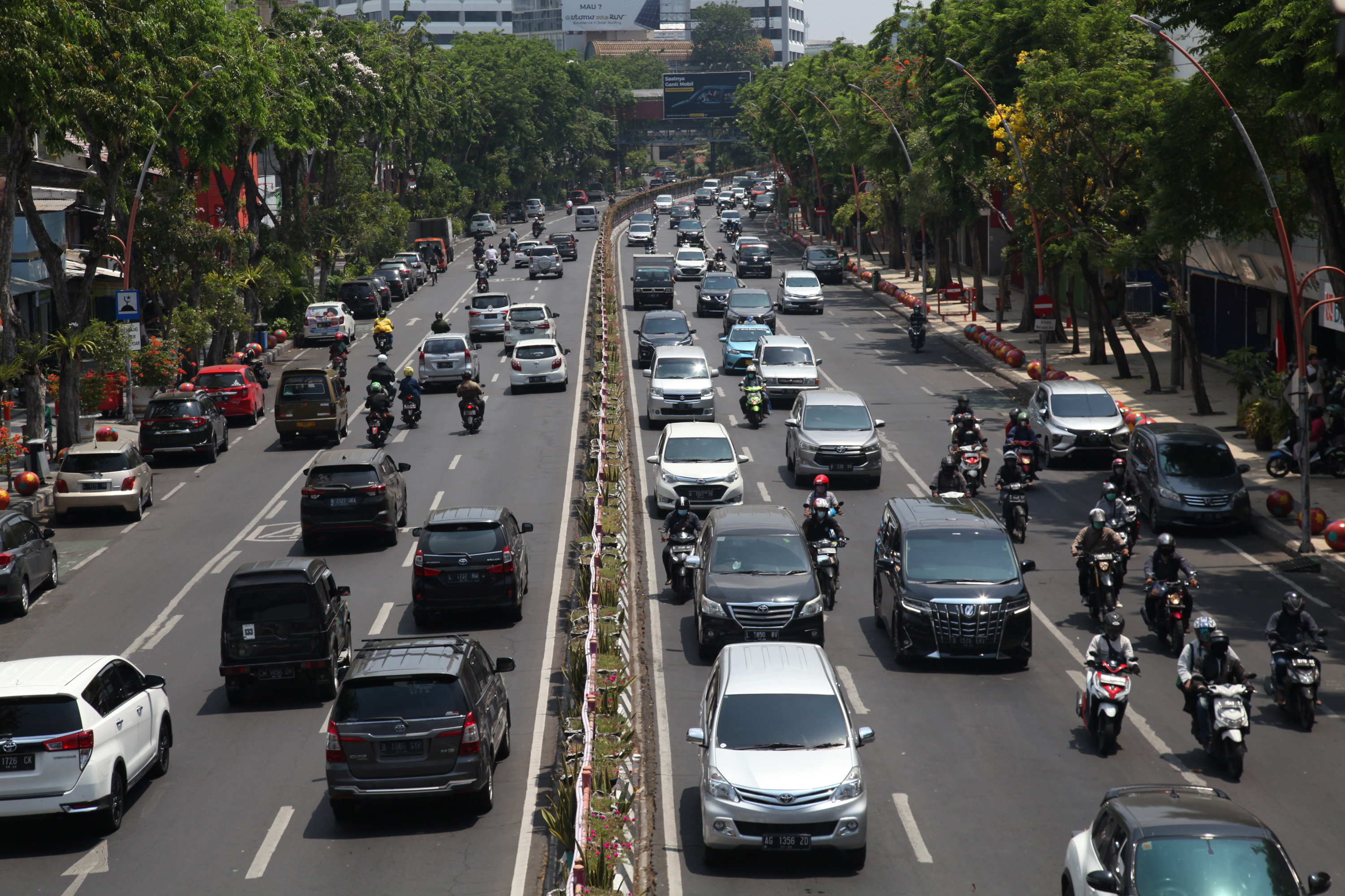 Pemprov Jatim akan mengoptimalkan penerimaan pajak kendaraan untuk menekan penurunan PAD akibat perubahan kebijakan opsen pajak tersebut.