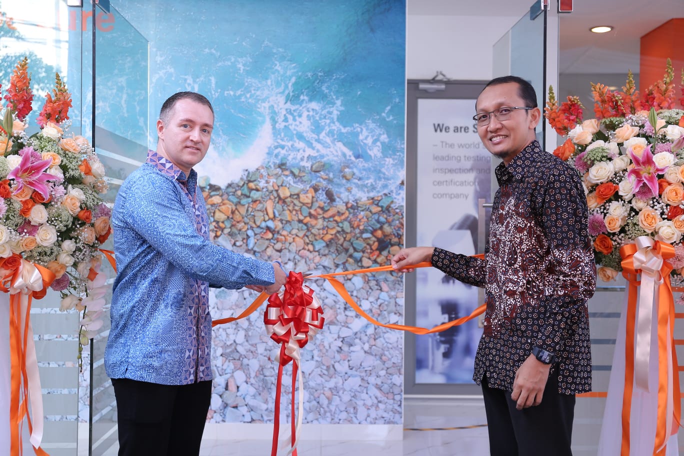 Presiden Direktur SGS Indonesia Mike Bruinsma (kiri) saat peresmian fasilitas laboratorium baru di Surabaya, Jawa Timur.
