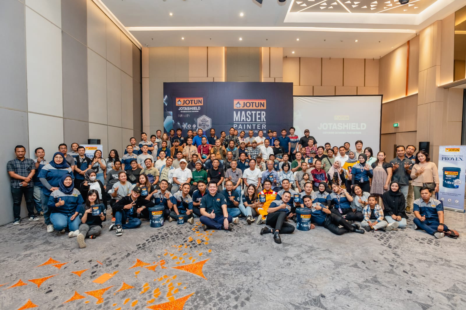 UPGRADE PENGETAHUAN: PT Jotun Indonesia menggelar Program Master Painter untuk memberikan edukasi pada para tukang cat.
