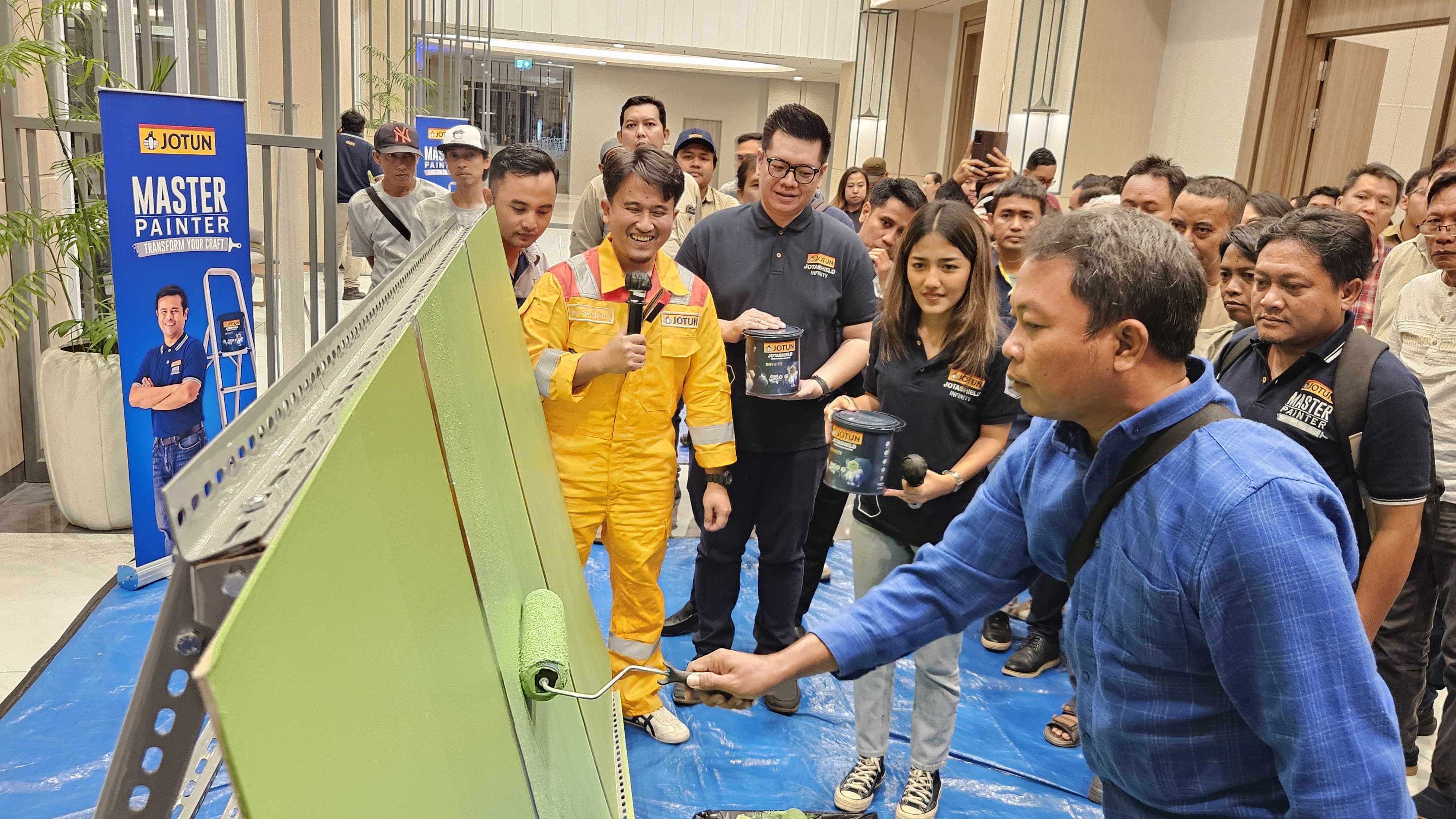 PRODUK ULTRA-PREMIUM: Dalam kegiatan Master Painter juga ada workshop cara pengecatan produk terbaru dari PT Jotun Indonesia yakni, Jotashield Infinity.