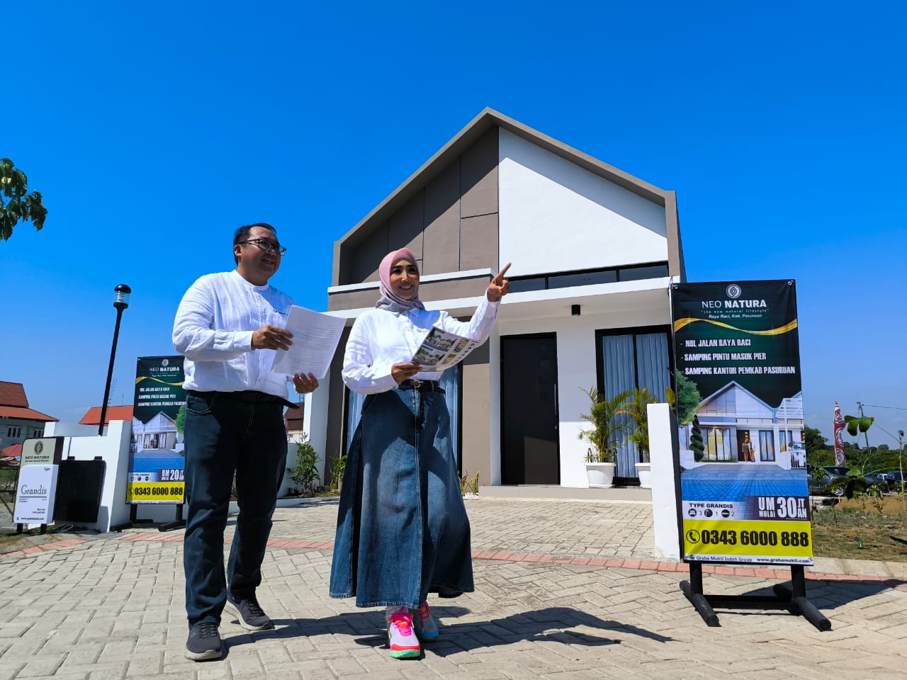 KEMBANGKAN BISNIS: Rizky Supriadi dan Novri Susanti menjelaskan Neo Natura dihadirkan untuk.membidik segmen middle di Pasuruan yang terus bertumbuh.