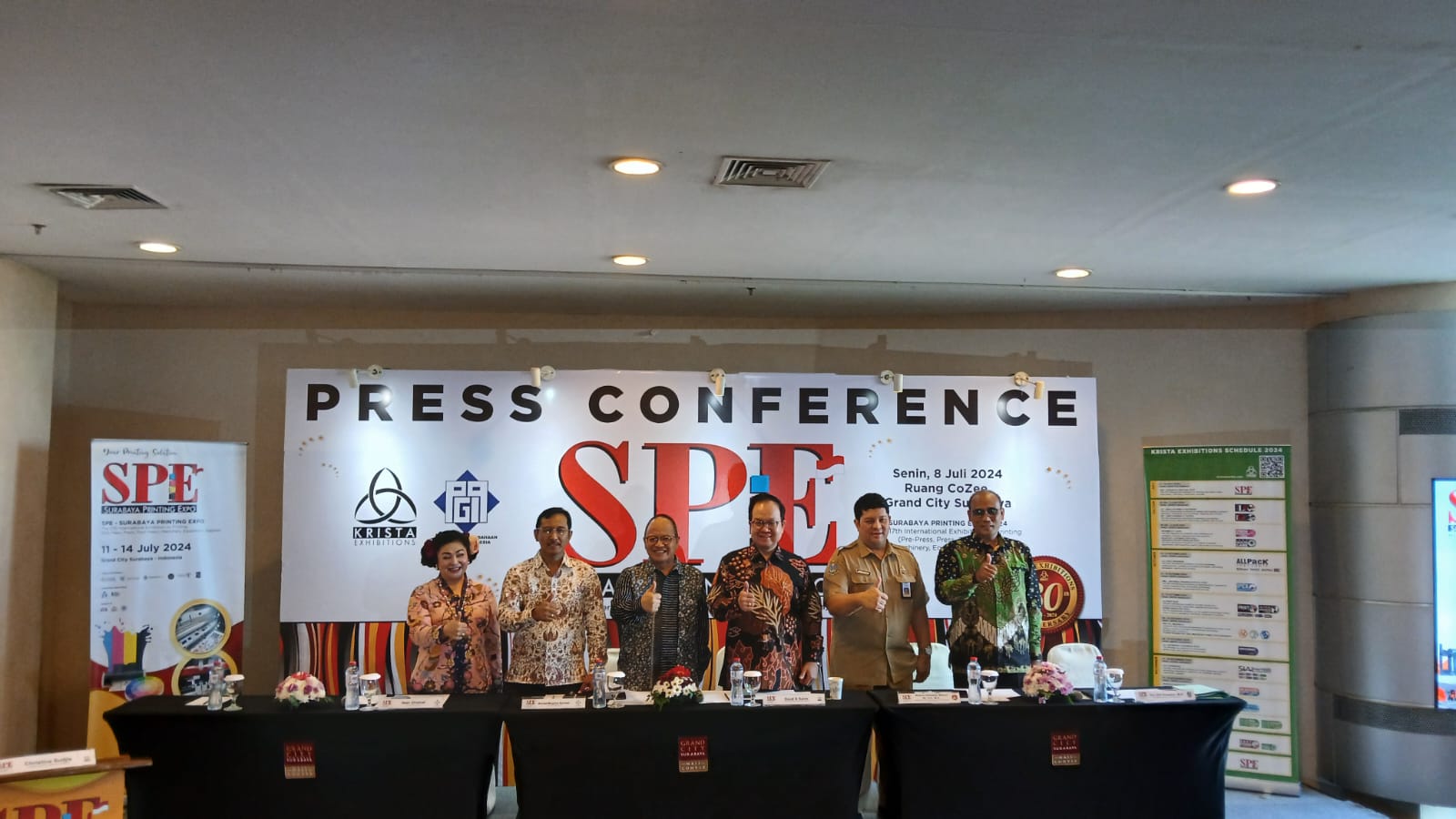 OPTIMISTIS: CEO Krista Exhibitions, Daud D. Salim (empat dari kiri) bersama dengan para stakeholder usai press conference pameran SPE 2024, Senin (8/7).