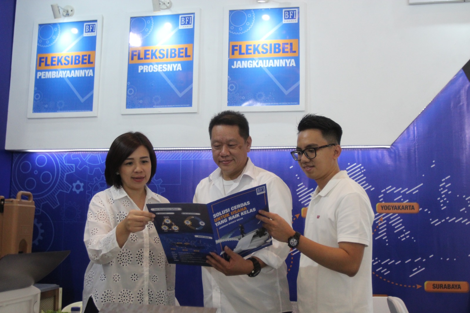 KEJAR PERTUMBUHAN: Dari kiri, Amelia Tjahjadi, Bambang Hartoyo dan Abi Gayuh Sopana menjelaskan target BFI yang tahun ini tetap optimistis bertumbuh meskipun ekonomi melambat.