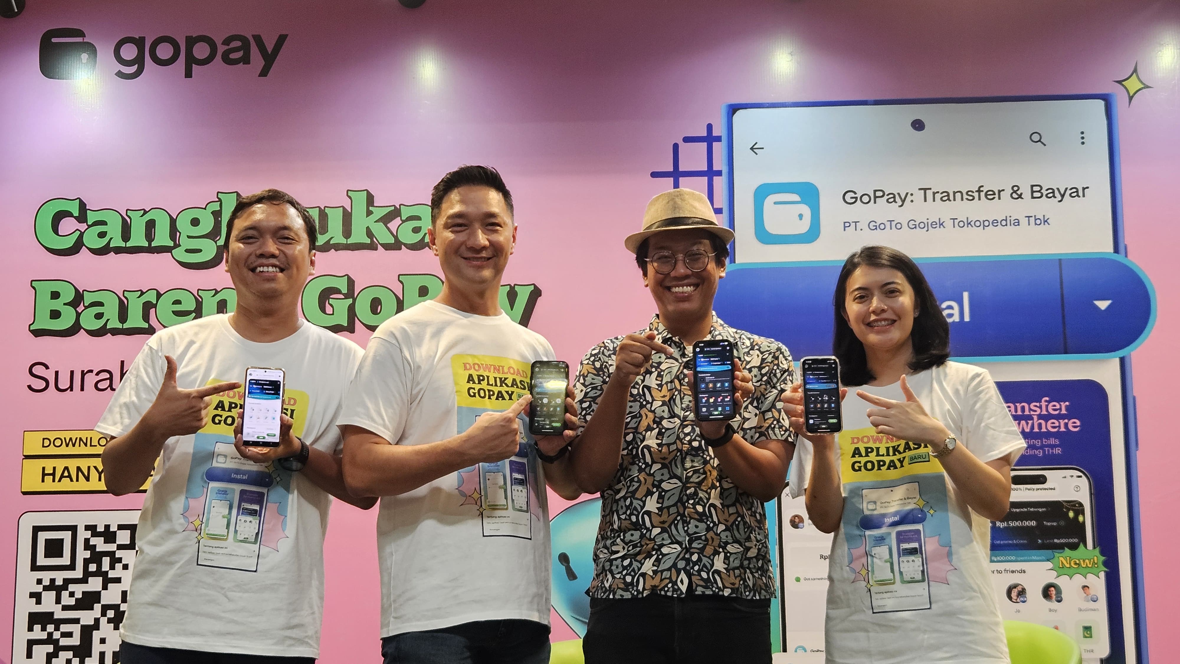 AMAN DAN PRAKTIS: Dari kiri, Irwan Ari Wibowo, Joshua Jimmy Area, Awi Rachma dan Griya Ratri Putri menunjukkan aplikasi GoPay dalam acara "Cangkrukan Bareng GoPay".