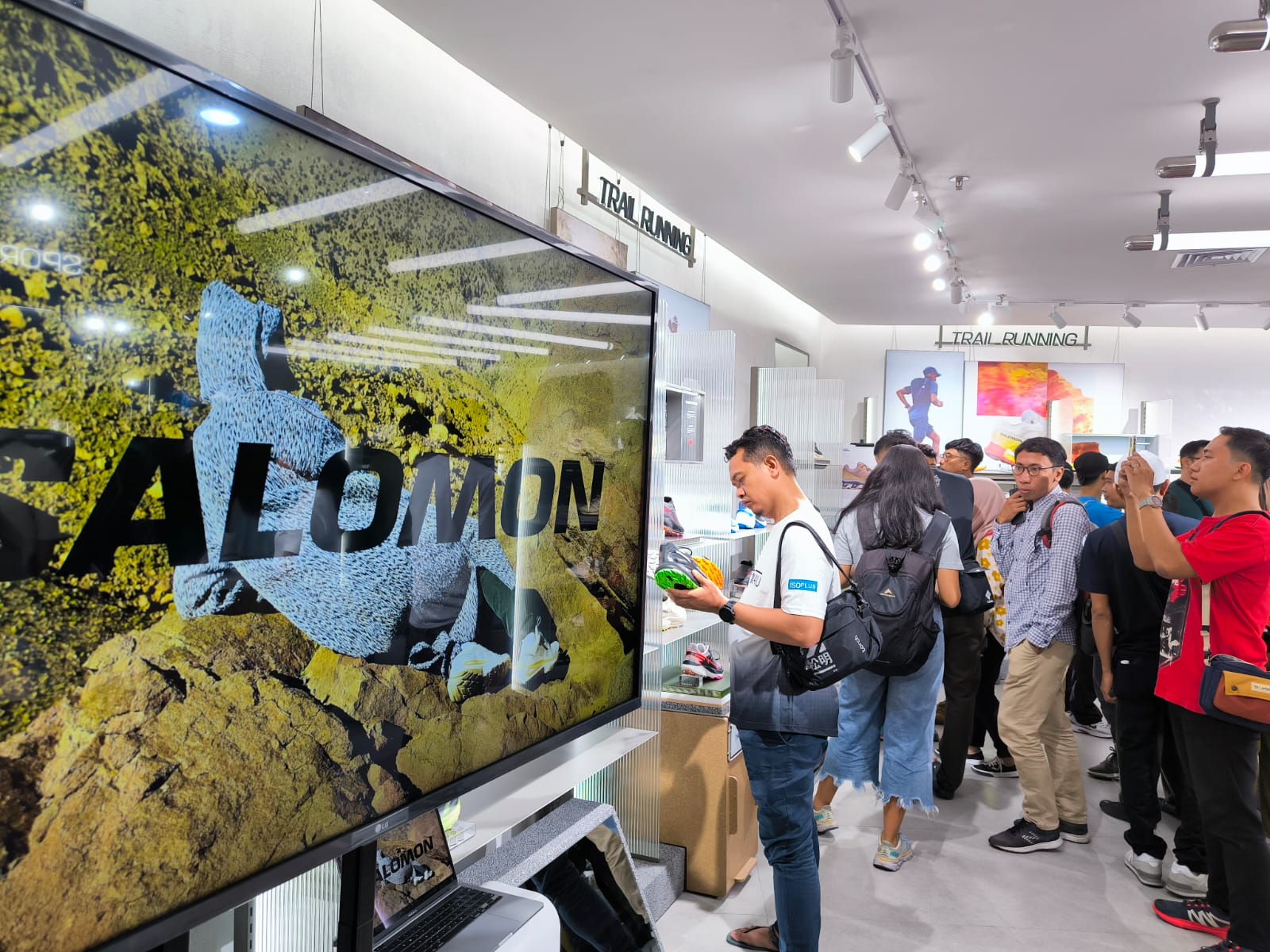 DISERBU KONSUMEN: Suasana Mono Brand Store Salomon yang mulai buka di TP 5 Surabaya dan langsung diserbu customer.