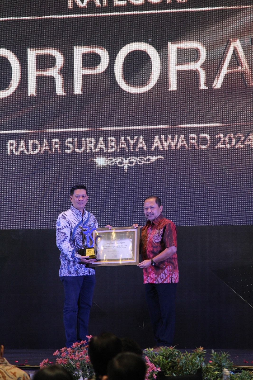 AVP Komunikasi Korporat Bank Jatim Bambang Supriadi saat menerima penghargaan Radar Surabaya Award 2024 yang diserahkan langsung oleh Direktur Radar Surabaya Lilik Widyantoro.