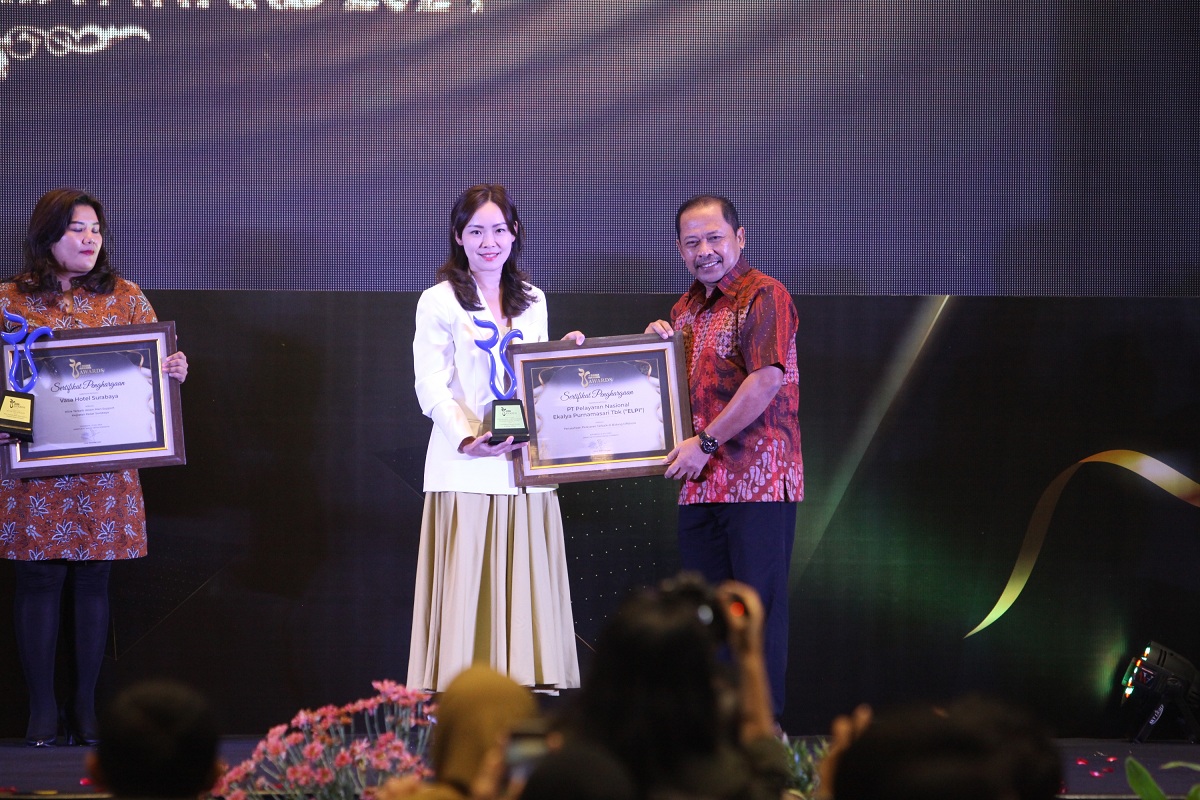 THE BEST OFF-SHORE: Direktur ELPI, Efilya Kusumadewi saat menerima penghargaan sebagai Perusahaan Pelayaran Terbaik Dibidang Off-Shore dalam acara Radar Surabaya Award 2024.