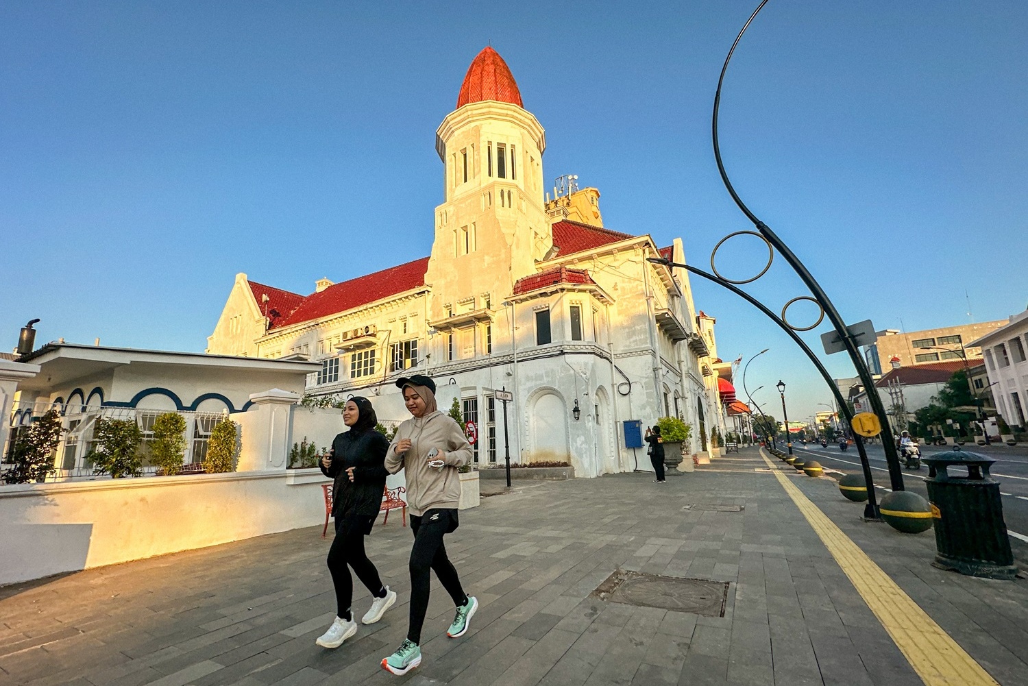 Trotoar Jalan Rajawali.