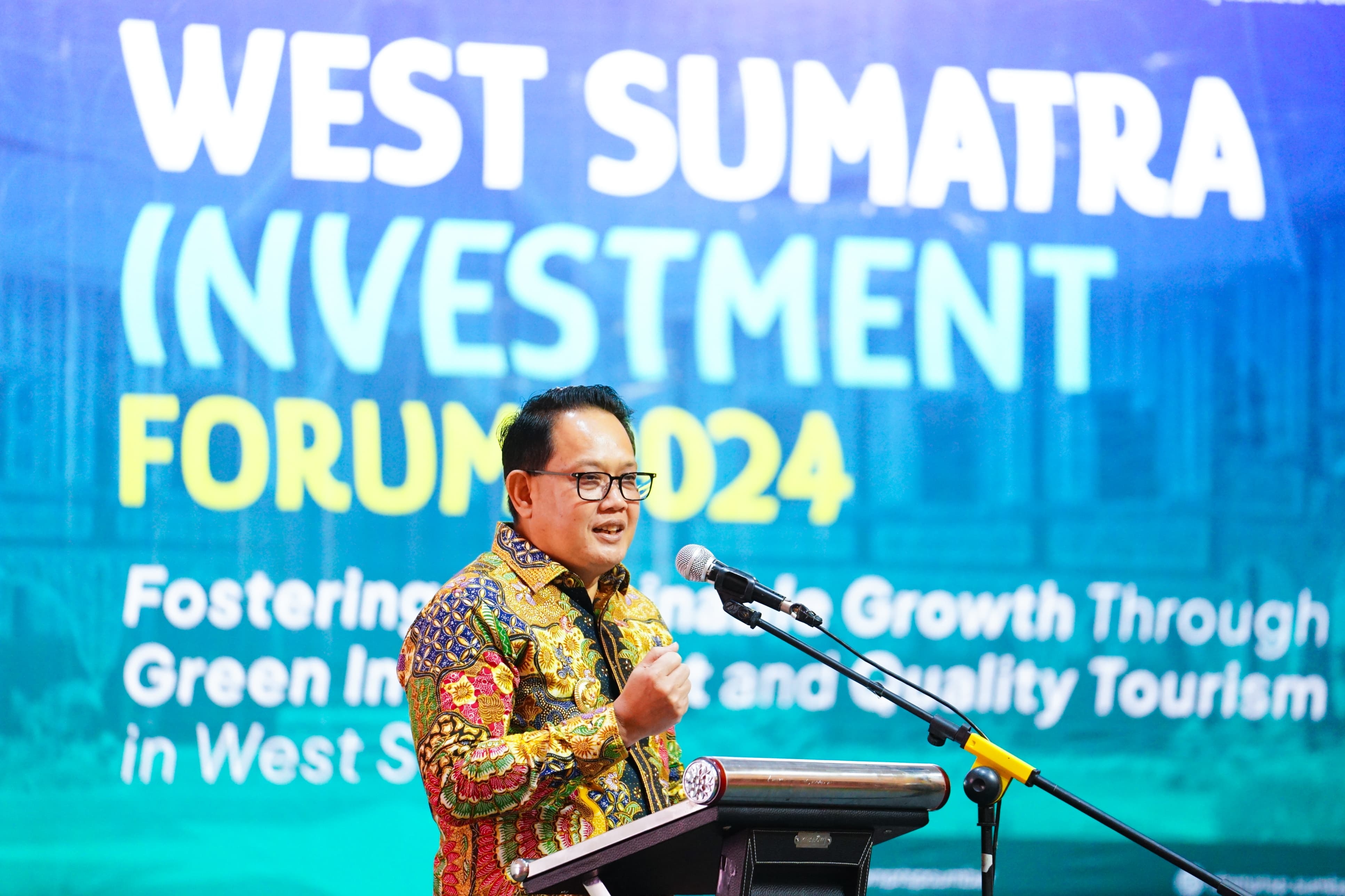 Pj Gubernur Jatim Adhy Karyono saat memberikan sambutan dalam kegiatan West Sumatera Investment Forum 2024 yang diselenggarakan Pemprov Sumatra Barat di Hotel Mercure Grand Mirama Surabaya.
