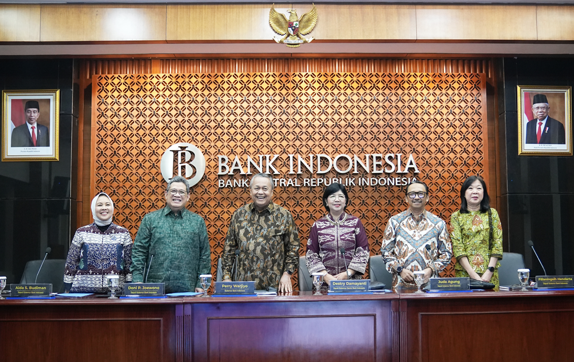 Jajaran Dewan Gubernur Bank Indonesia usai mengadakan rapat terkait kebijakan BI-rate.