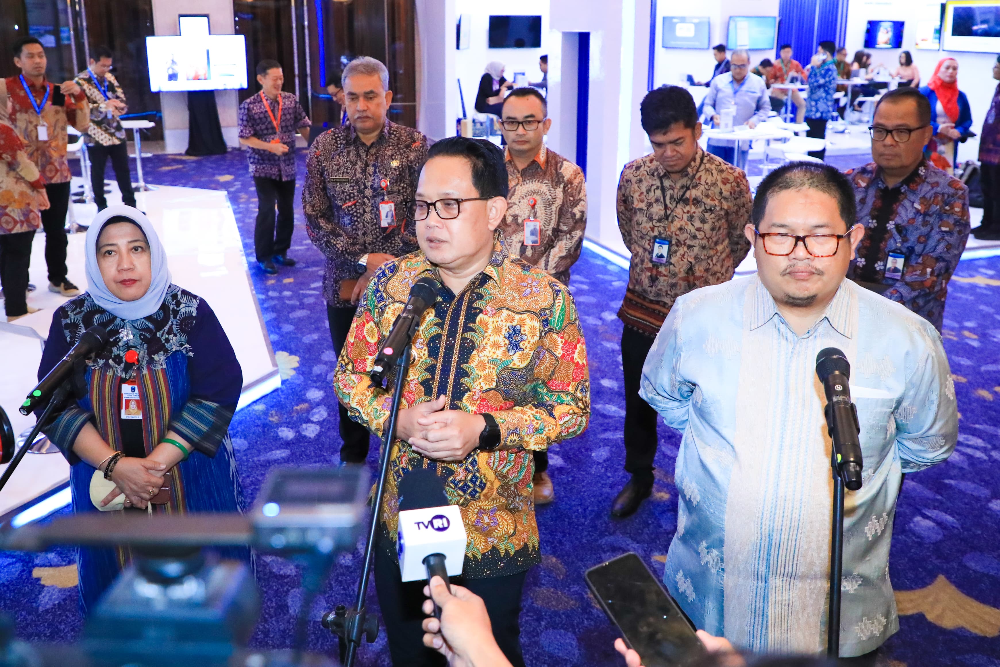 JARING INVESTOR: Kepala Perwakilan BI Jatim Erwin Gunawan Hutapea (kanan) bersama Pj. Gubernur Jatim Adhy Karyono (kiri) saat menggelar East Java Investment Dialogue (EJID), Rabu (17/7).