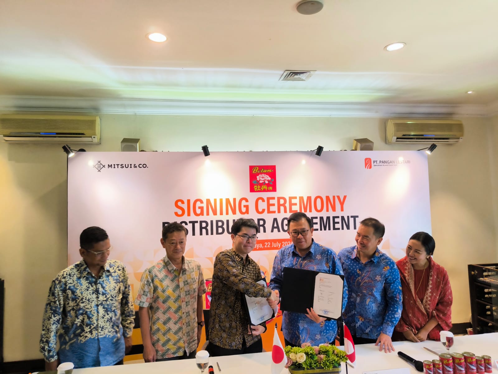 Tjahjono Haryono (dua dari kanan) bersama Horimi Kazuya (dua dari kiri) menunjukan nota kerja sama antara Mitsui & Co. (Asia Pasifik) Pte.Ltd dan PT Pangan Lestari untuk memasarkan produk ikan kaleng.