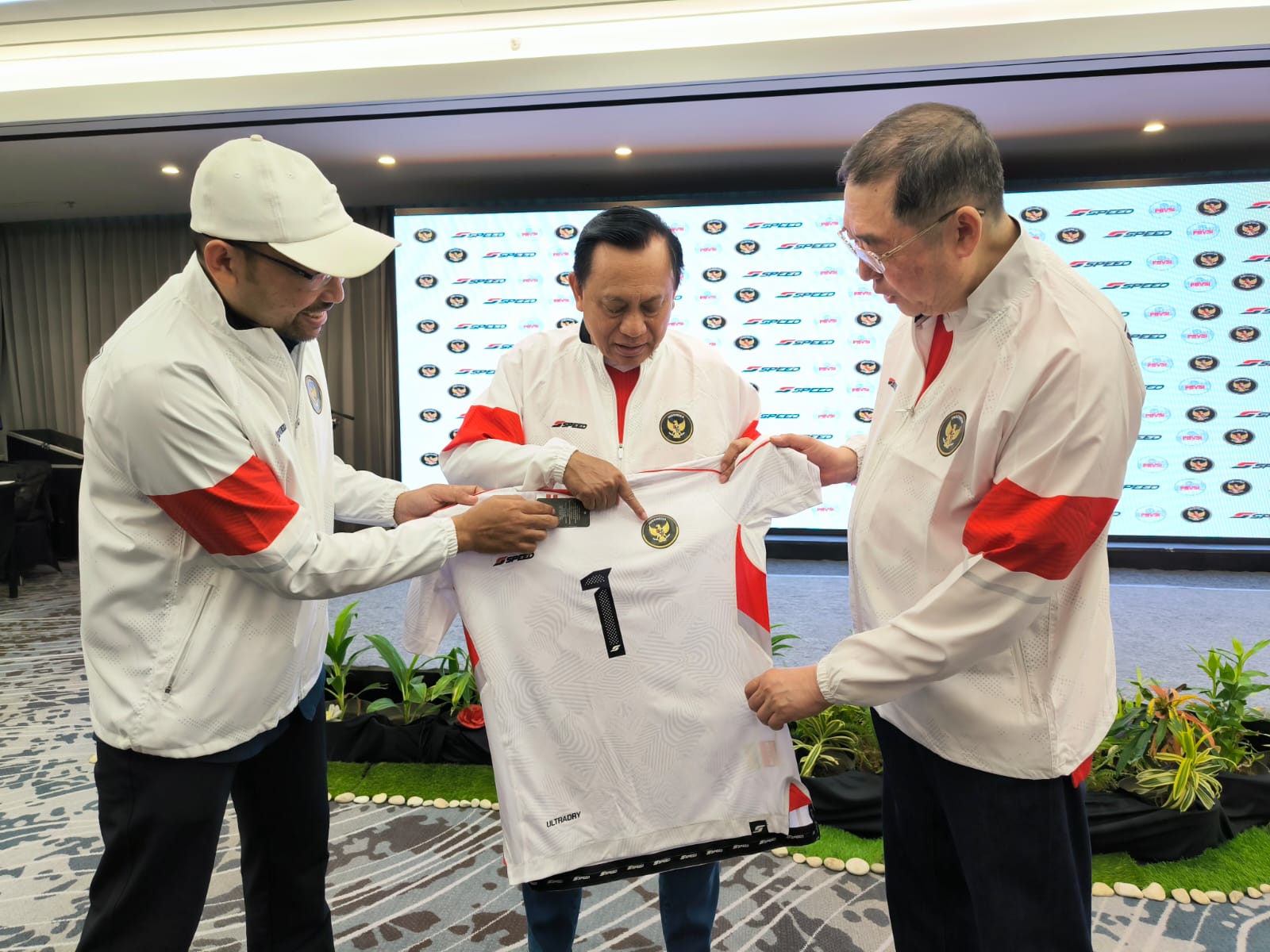 SPORT INDUSTRY: Dari kiri, Andre Firmansyah bersama Komjen Pol. (Purn) imam Sudjarwo, dan Heyzer Harsono menunjukan Speed Jersey untuk para Timnas Bola Voli Indonesia.