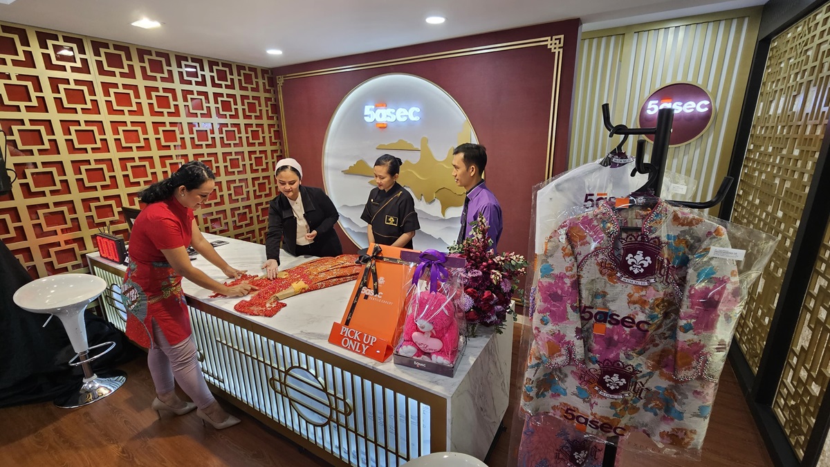EKSPANSI: Sella Chalia (dua dari kiri) memberikan penjelasan pada customer premium 5asec di outlet Plaza Graha Family.