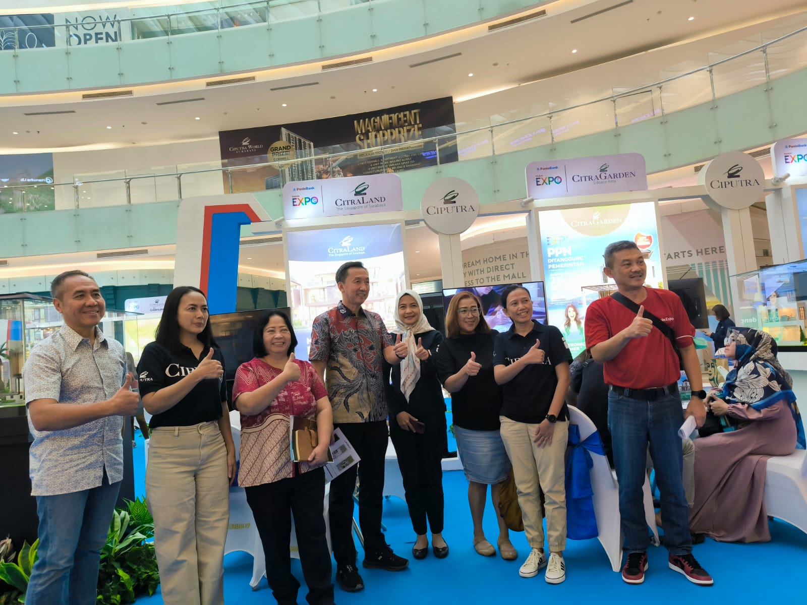 BANYAK PENAWARAN MENARIK: Direktur PaninBank Edy Haryanto (empat dari kiri) saat mengunjungi stan Ciputra Group dalam pembukaan Panin Expo 2024 di Ciputra World Surabaya.