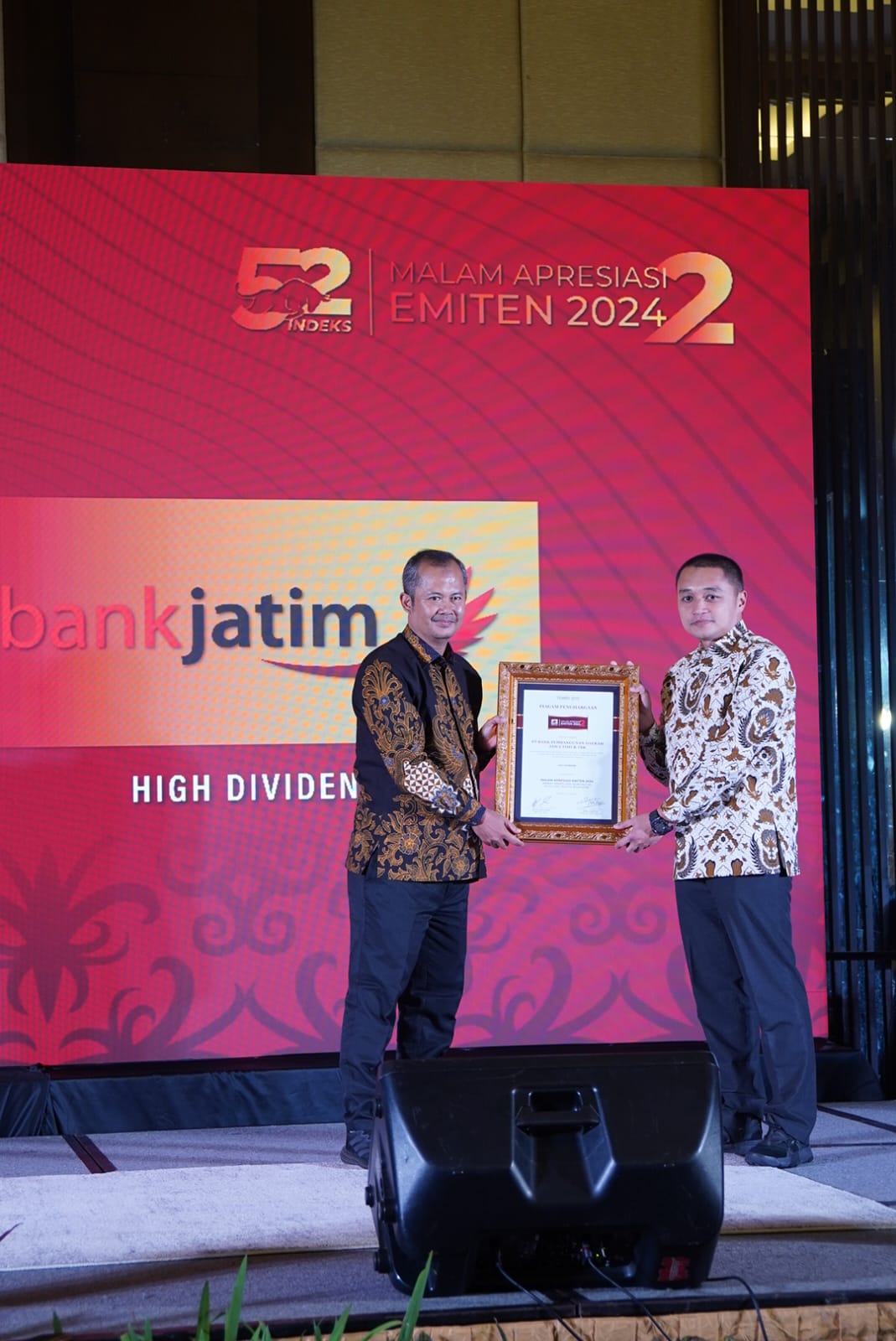 AVP Manajemen Investor Bank Jatim Derry Widya Ariyanta (kanan) saat menerima penghargaan sebagai salah satu emiten kategori High Dividend.