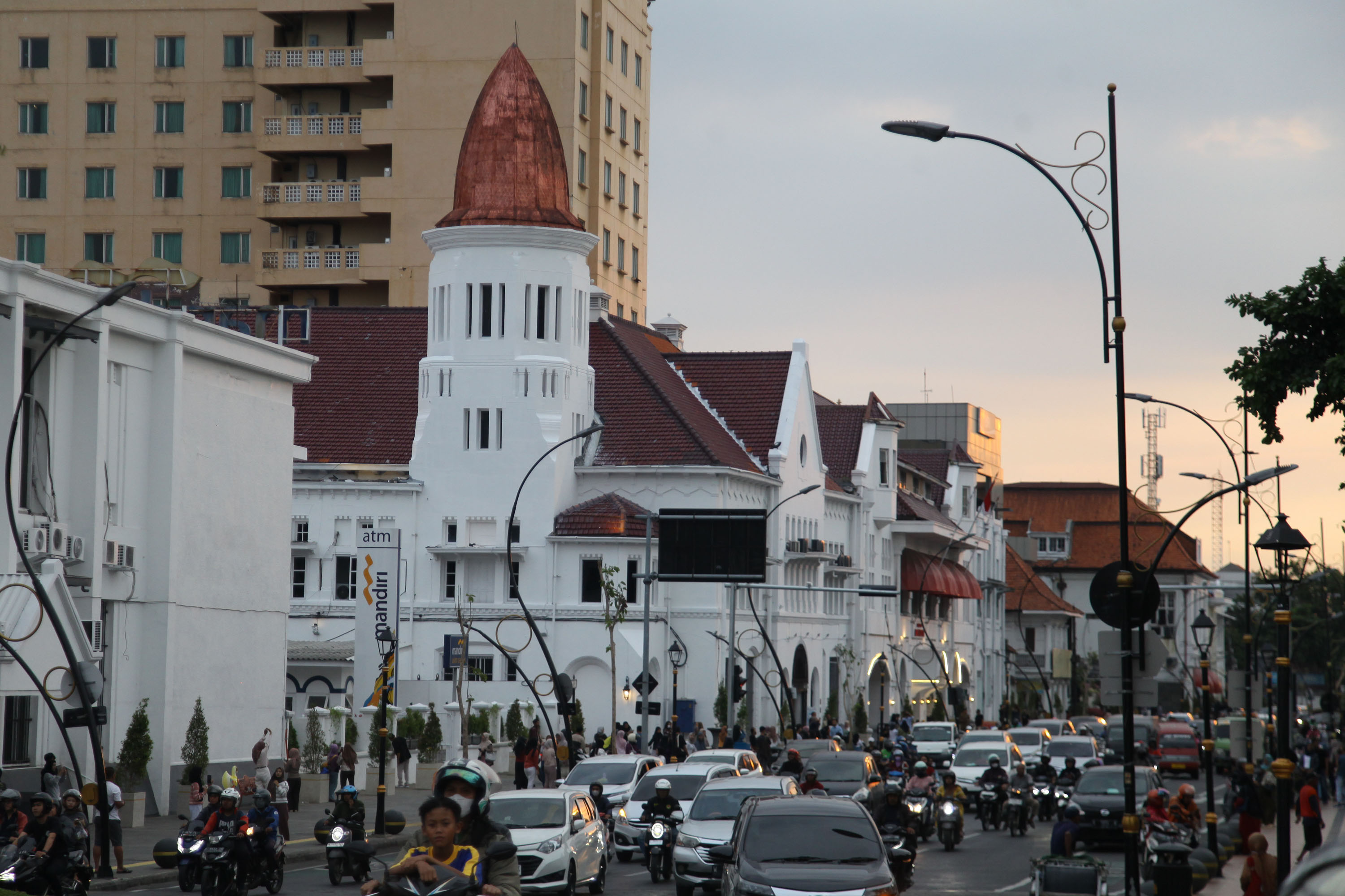 Para pelaku usaha mulai dari UMKM, pengusaha perhotelan, pengelola restoran hingga investor industri kreatif sangat berperan dalam menghidupkan perekonomian di Kota Lama Surabaya.