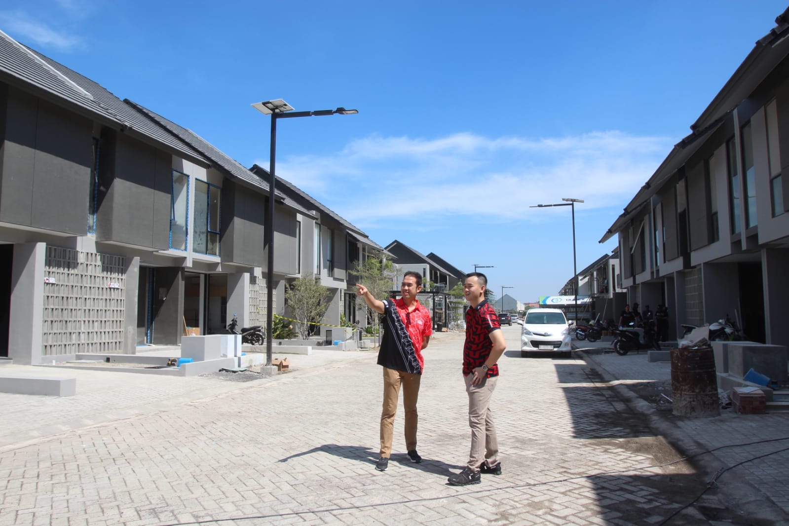STRATEGIS DAN AKSES MUDAH: Joshua D Widodo (kanan) bersama Harris Santoso saat meninjau rumah di Central Park Juanda yang siap diserahterimakan ke pembeli.